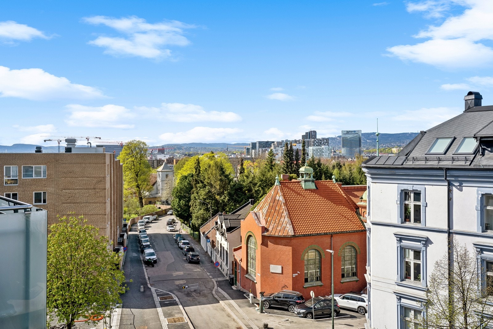 Flott utsikt fra leiligheten mot nærområdet Galleribilde