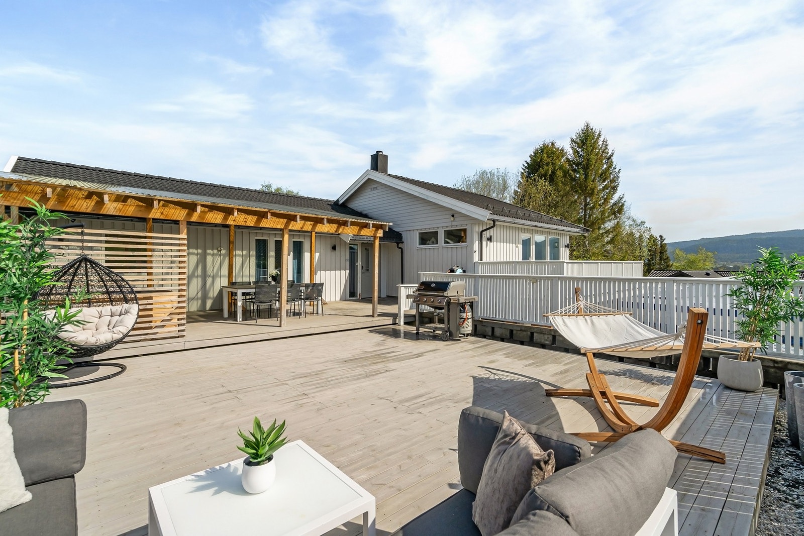 Eiendommen er opparbeidet med en stor terrasse hvor man har flotte solforhold Galleribilde