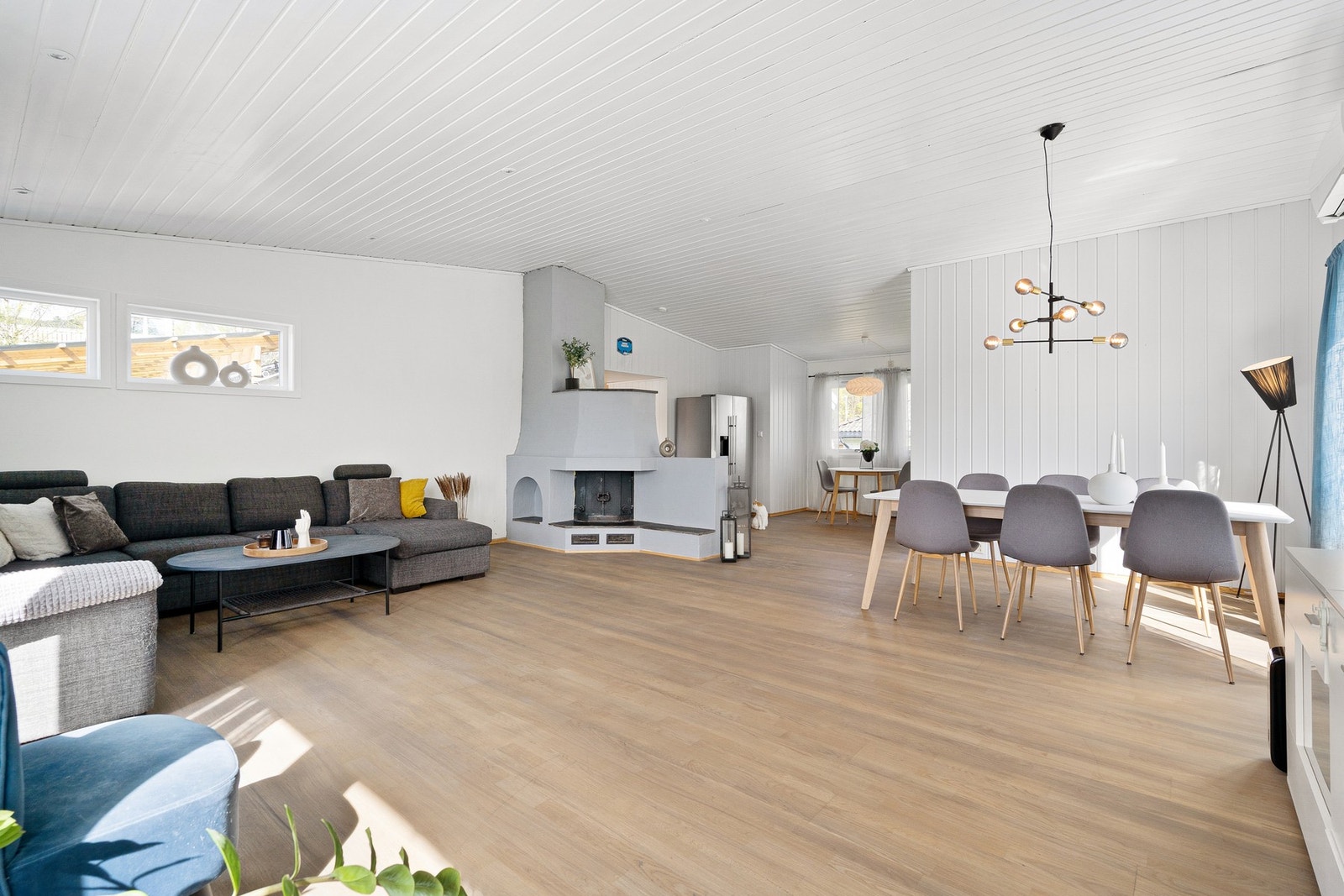 Velkommen inn til en stor og flott stue Galleribilde