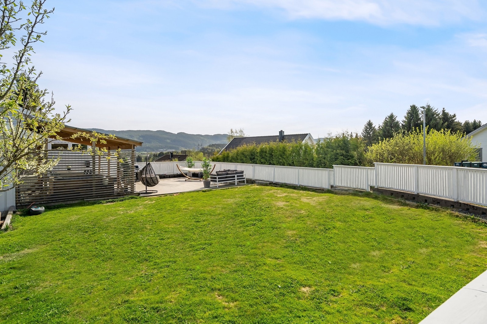 Flott plen med stor boltringsplass for både barn og voksne! Galleribilde