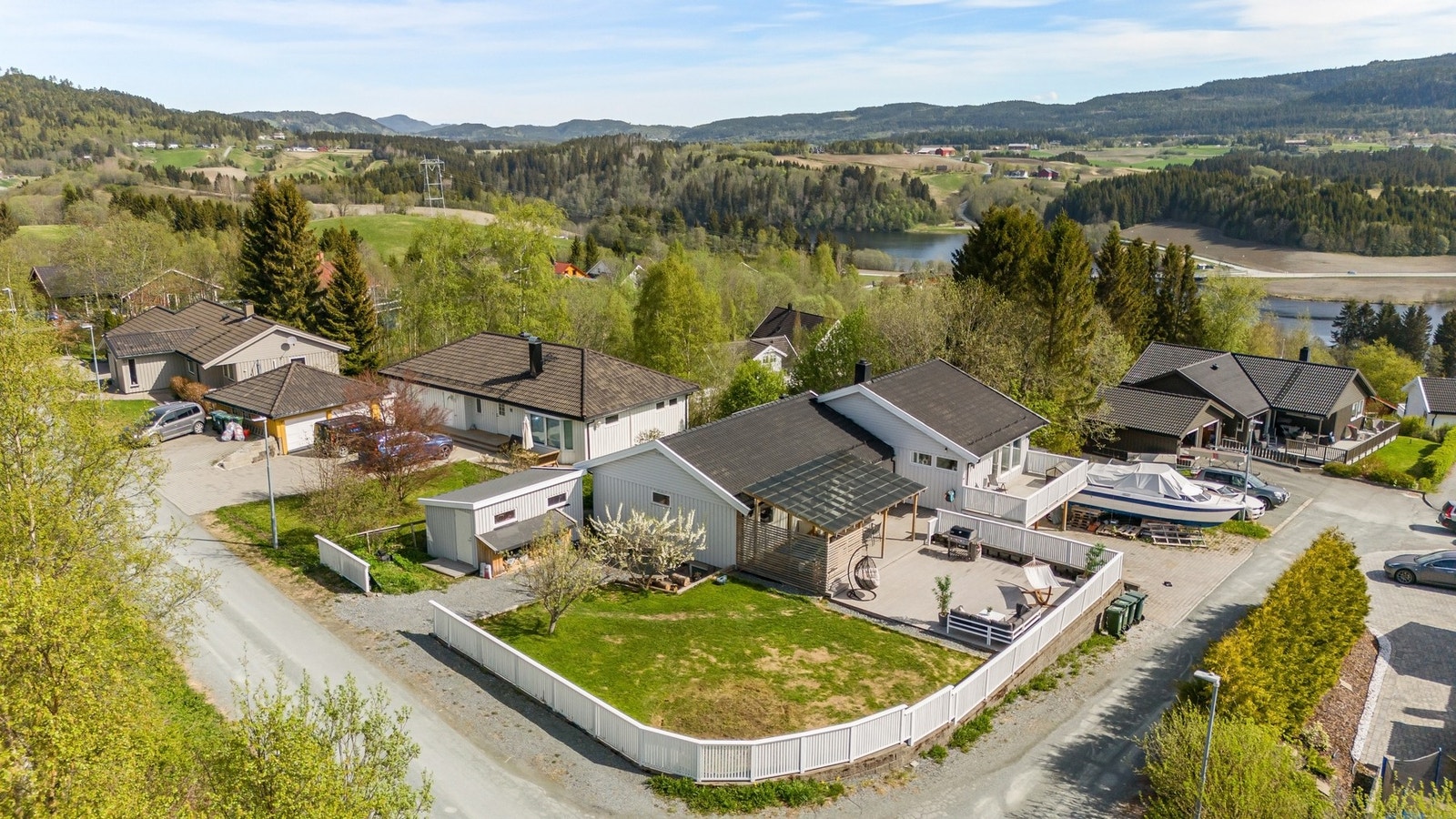Dronefoto av eiendommen. Galleribilde