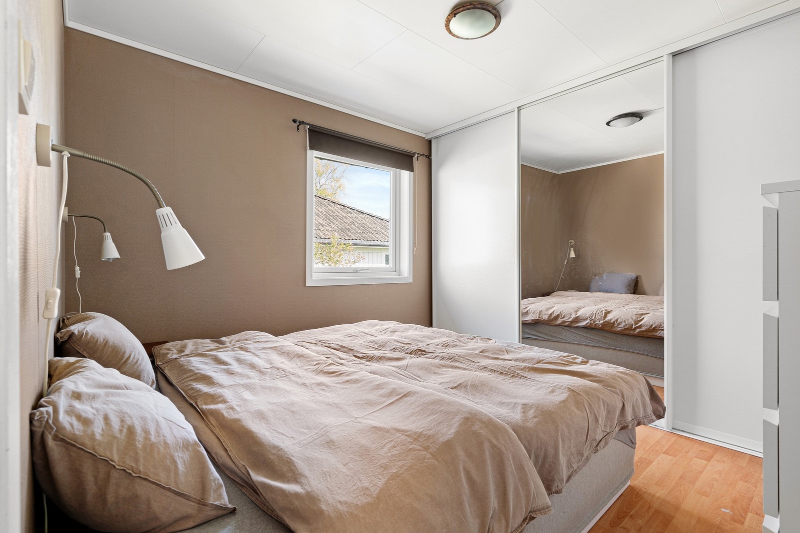Hovedsoverommet er av en god størrelse og har en praktisk skyvedørsgarderobe Galleribilde