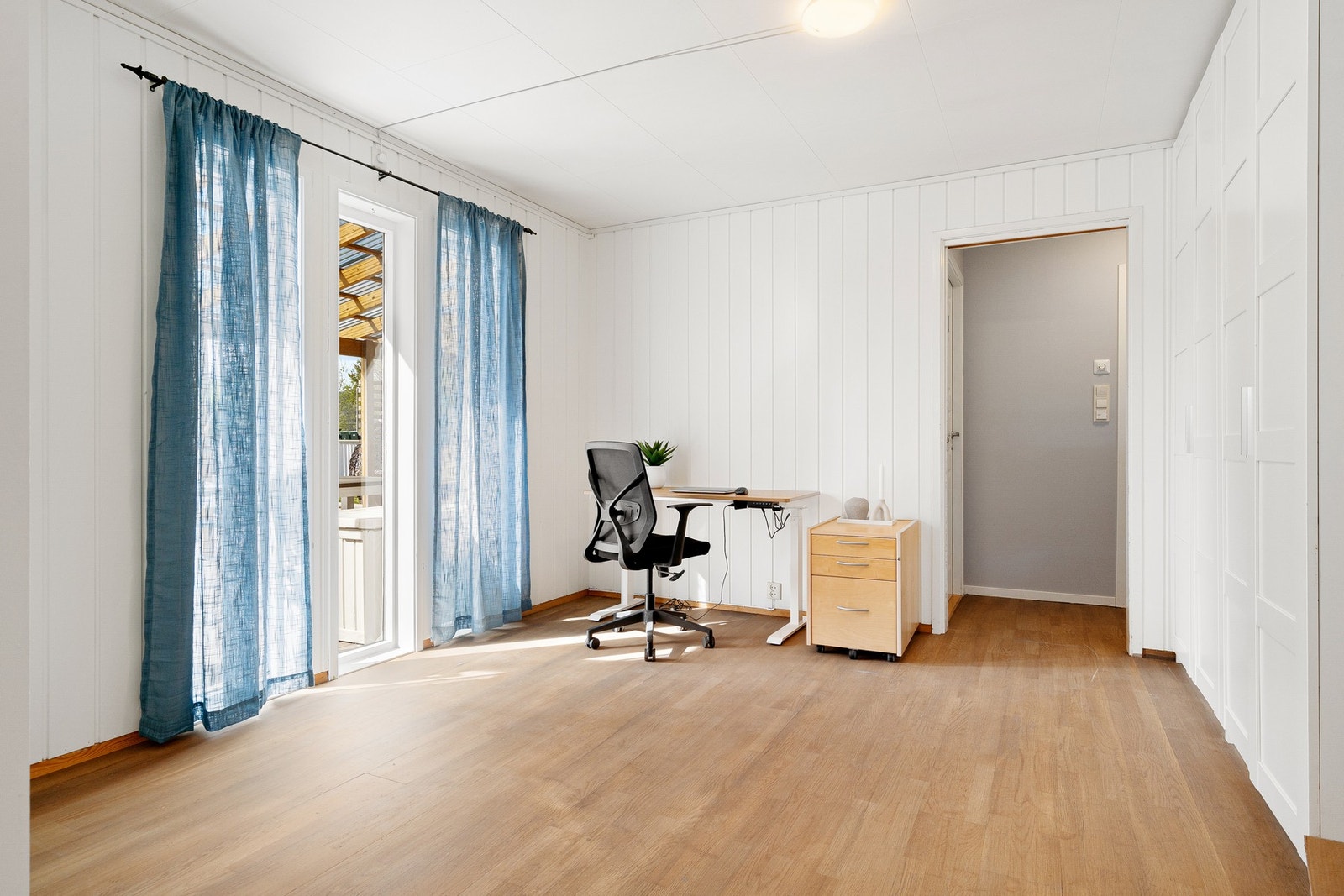 Gangen er av en større størrelse og er anvendelig brukt som både lagringsrom og kontor. Praktiske garderobeskap Galleribilde