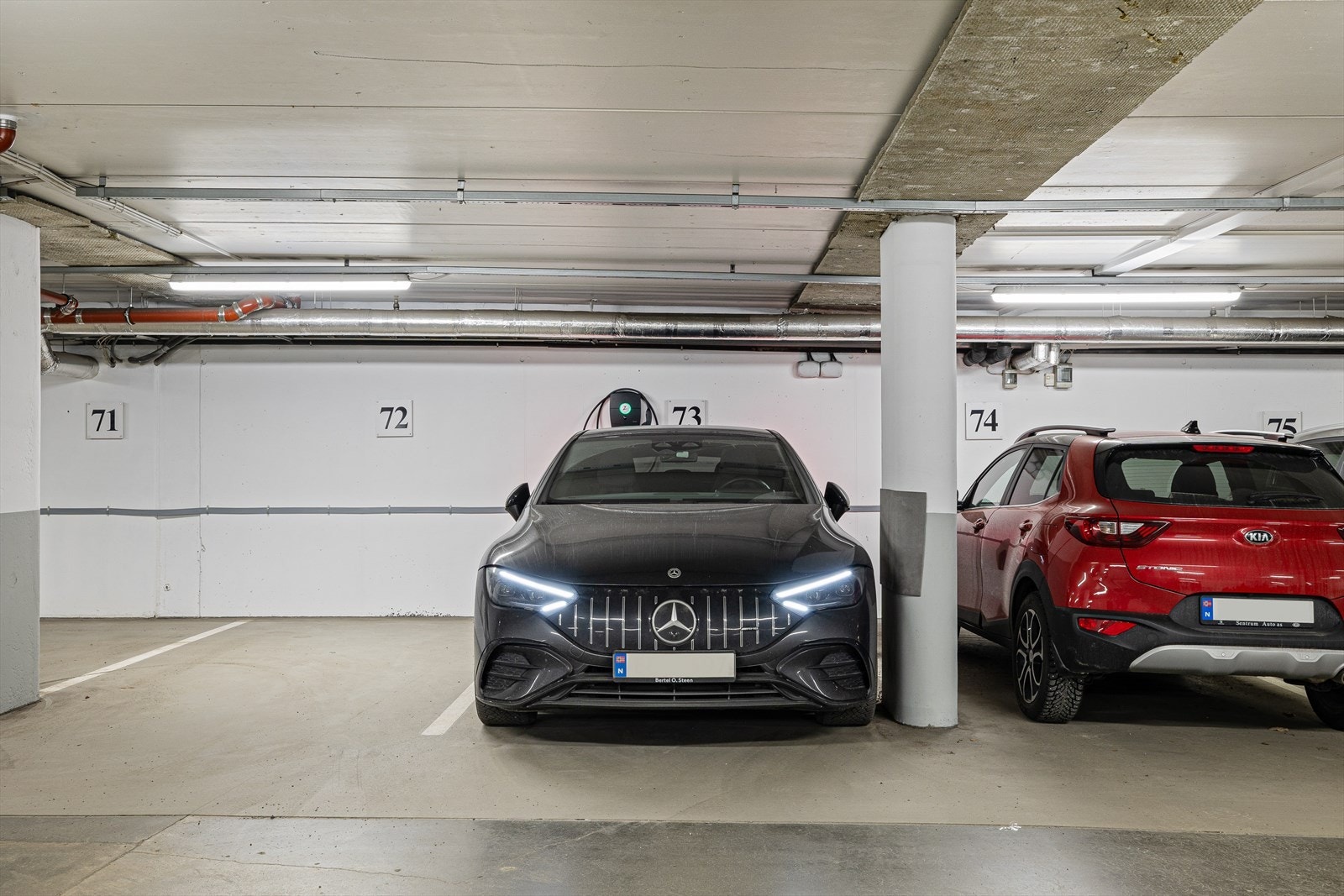 Det følger med egen garasjeplass med el-bil lader. Bygget har heisadkomst til alle etasjer. Galleribilde