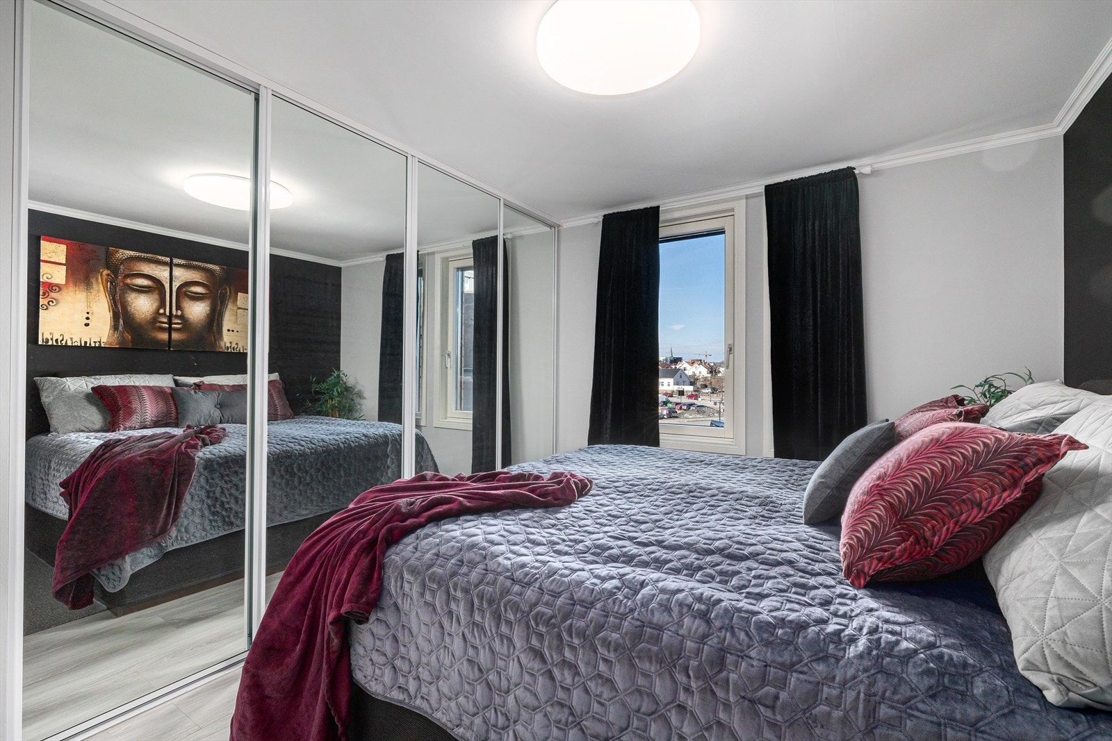 Romslig skyvedørsgarderobe på hovedsoverommet. Galleribilde
