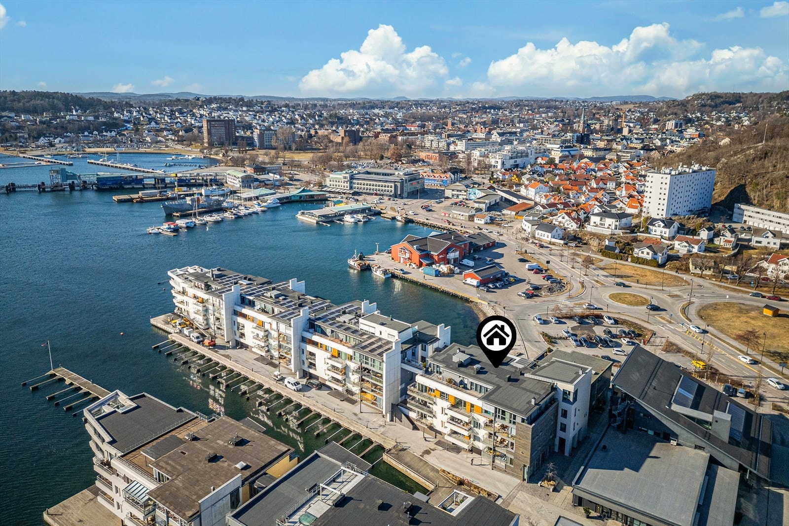 Det er laget felles solplass med bademuligheter på tuppen av piren. Galleribilde