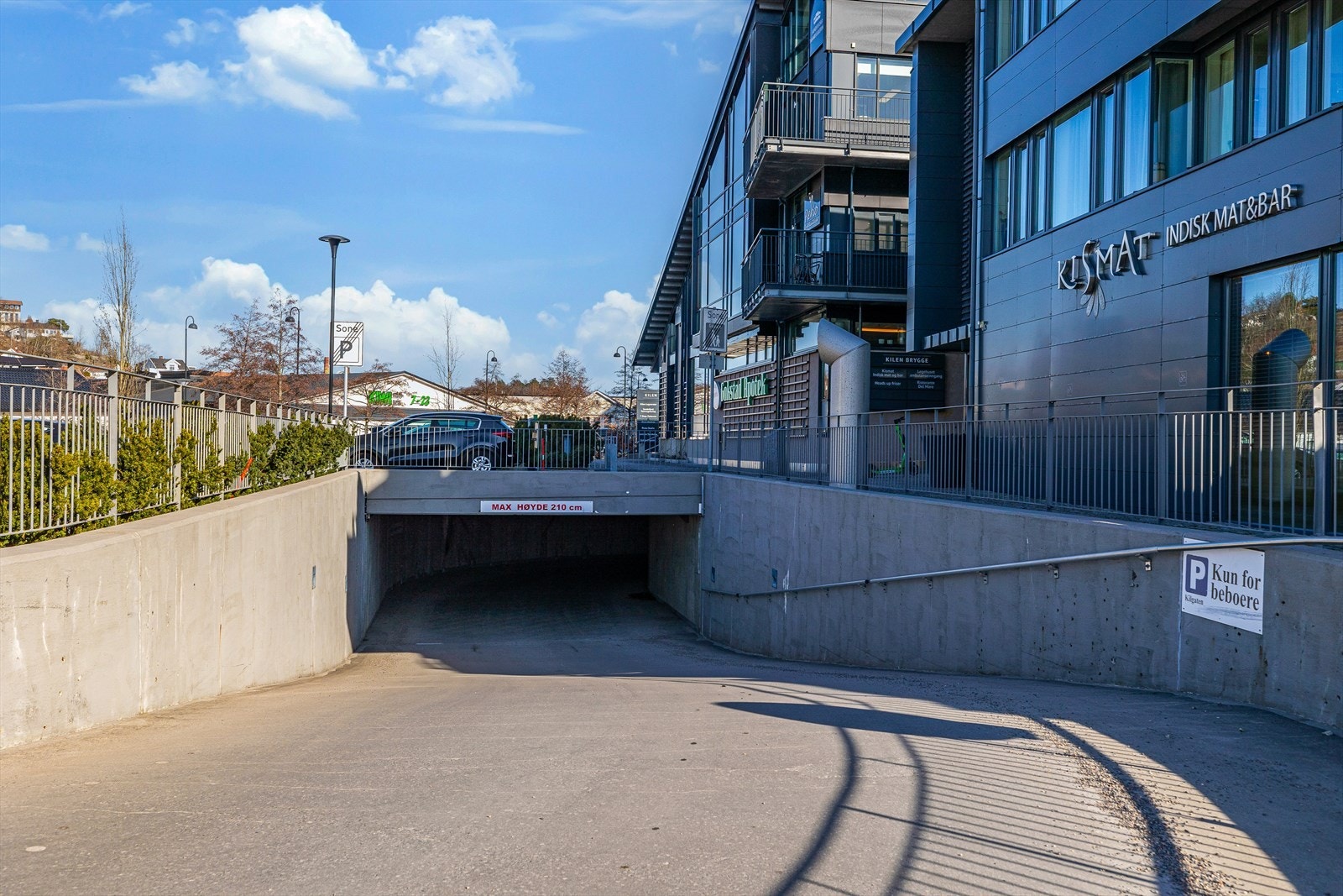 Innkjøring til garasjeanlegget. Galleribilde