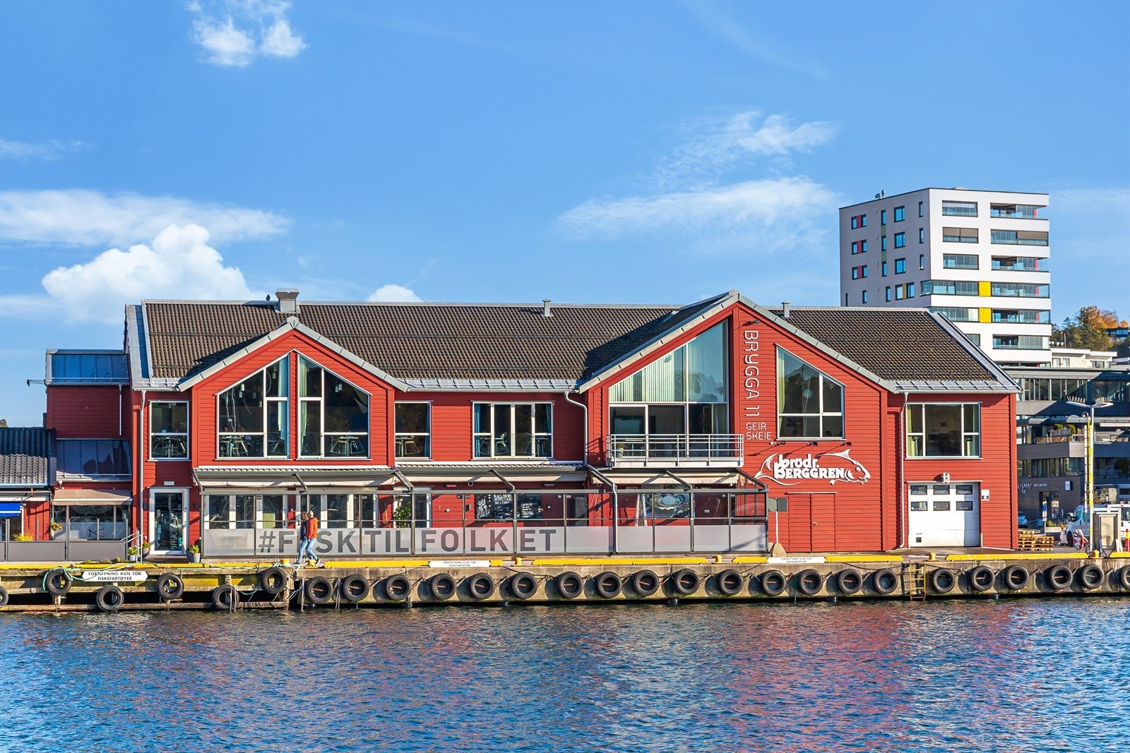 Går du noen hundre meter finner du spisesteder som Brygga 11 (Geir Skeie), La Scala, Kokeriet og Pir 4. Sandefjord sentrum ligger en kort gåtur unna med alle fasiliteter. Galleribilde