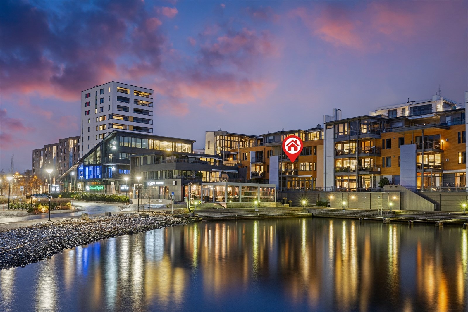 Kilen Brygge er et attraktivt boligområde og et sosialt nabolag for alle aldre. Kort vei til sentrum, turområder og sjøen Galleribilde
