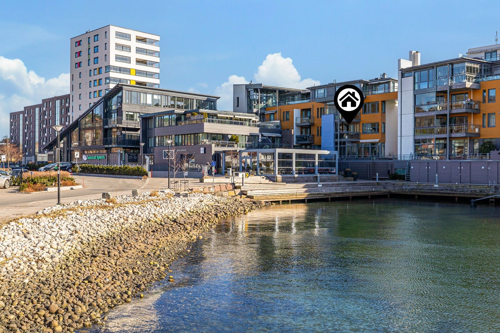 På Kilen Brygge finnes restauranter som Del Mare og Kismat, apotek, fastlegekontor og tannlege. Galleribilde