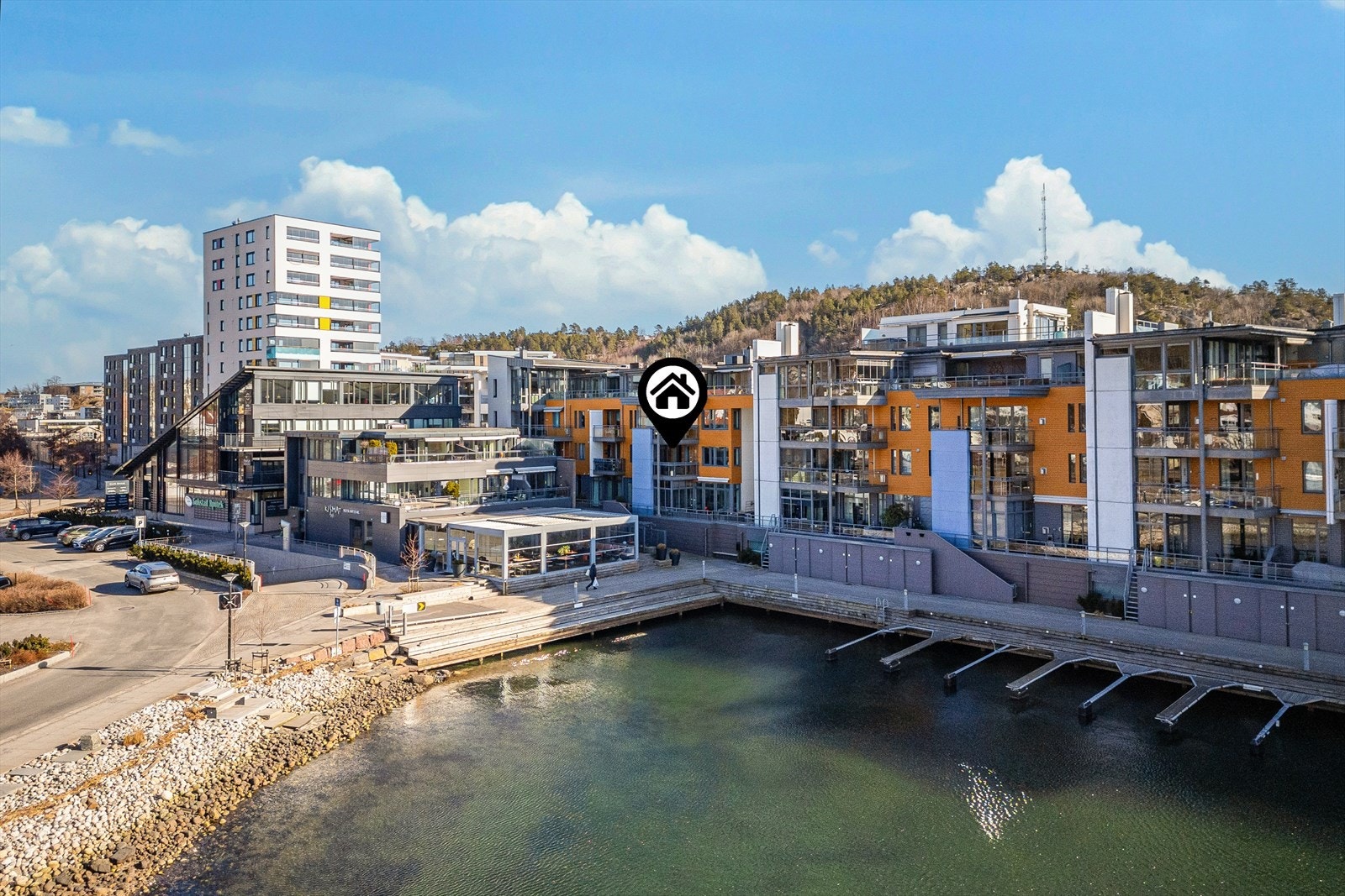 Selve opplevelsen av å bo på sjøen er forsøkt ivaretatt for alle leilighetene. Du kan rusle ned på bryggene og observere livet i småbåthavnen. Galleribilde
