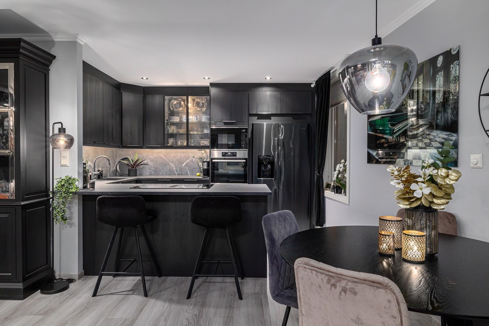 Leiligheten har en flott planløsning med åpne og luftige rom, som er innredet i smakfulle og lune farger som sørger for en behagelig atmosfære. Galleribilde