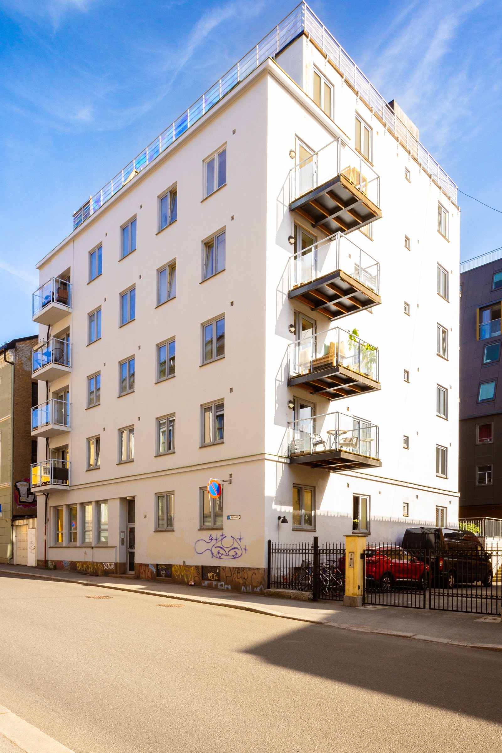 Leiligheten ligger fint til i en rolig enveiskjørt gate. Galleribilde