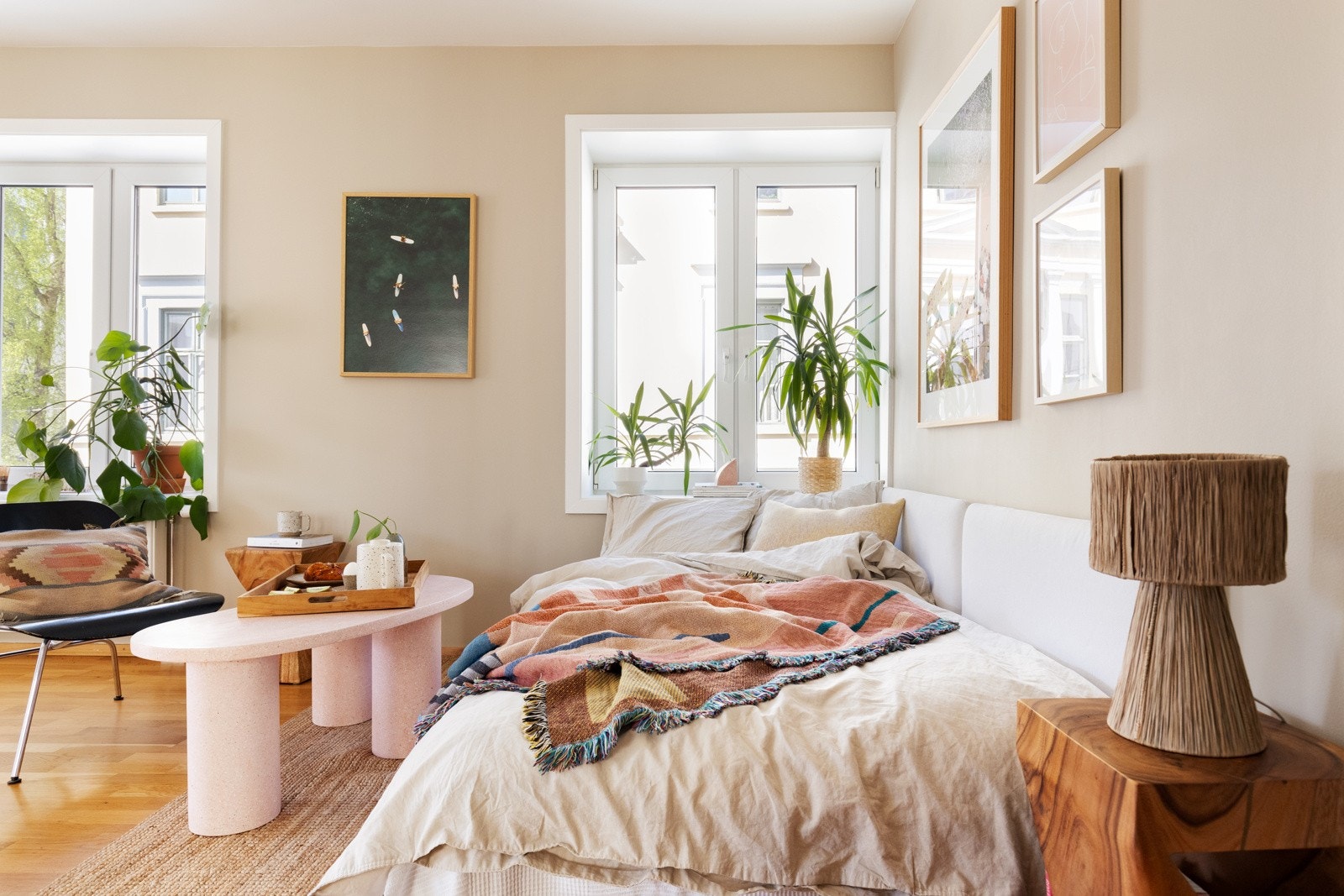 Rommet har naturlige møbleringssoner med god plass til sofa/seng og spisebord. Galleribilde