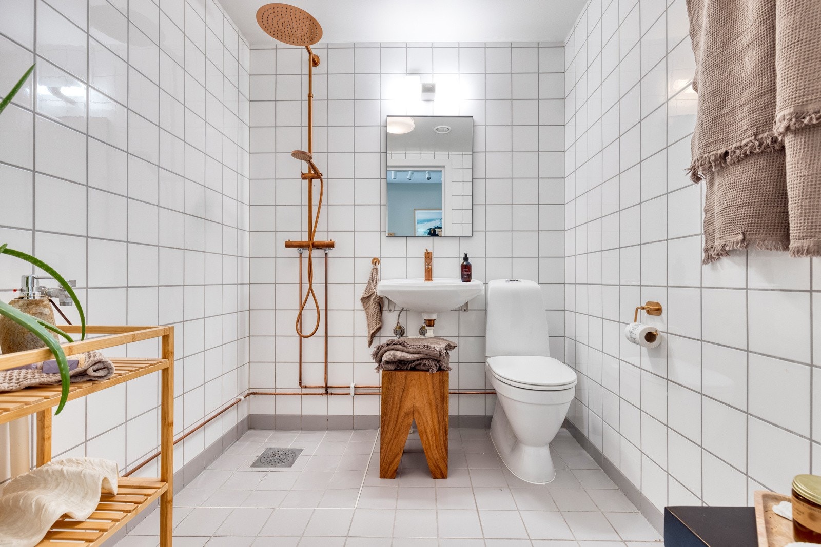 Fint, flislagt baderom med varmekabler i gulv. Galleribilde