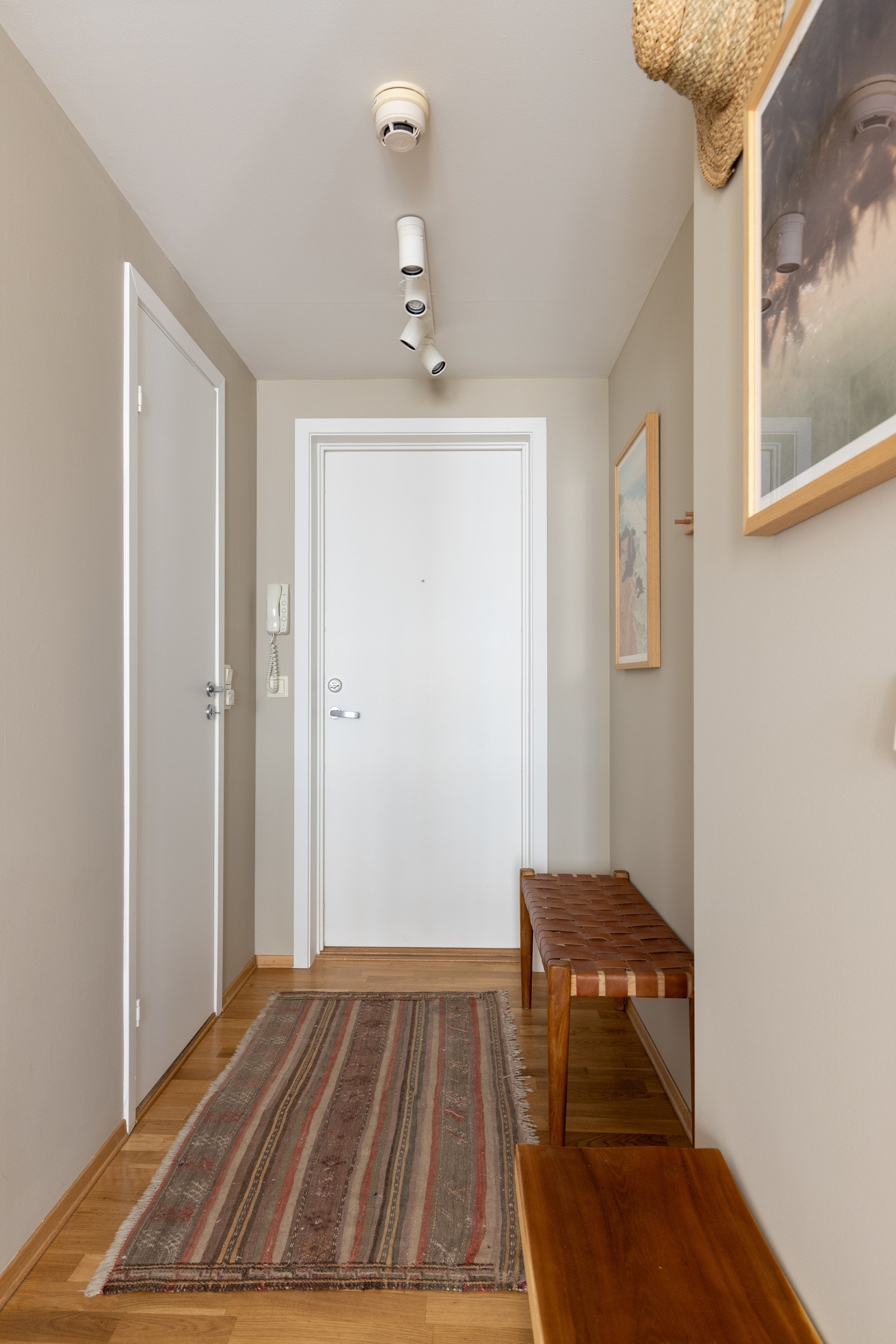 Leiligheten ligger i tredje etasje og har heisadkomst. Galleribilde