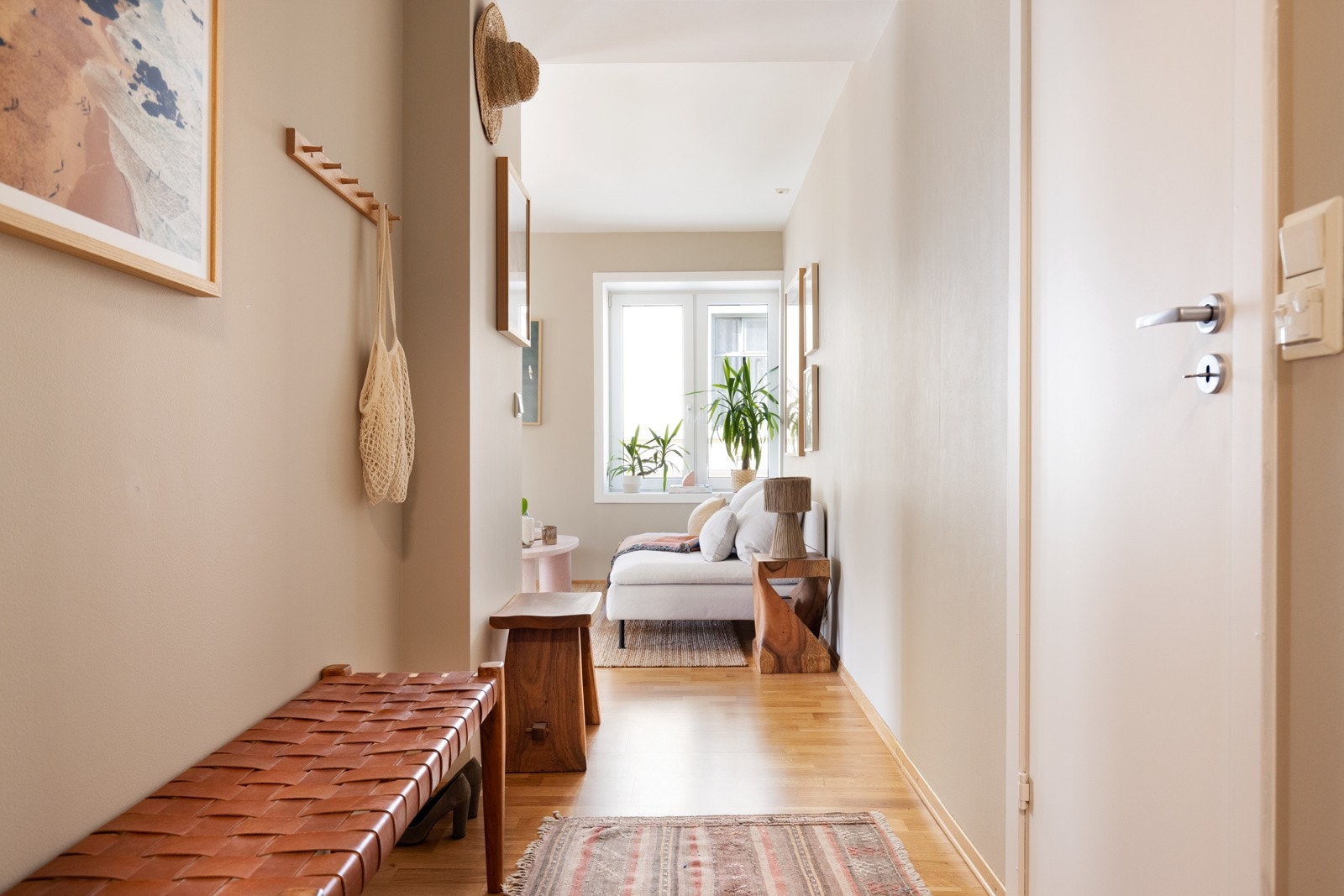 Innbydende entré som gir et godt førsteinntrykk av leiligheten. Galleribilde