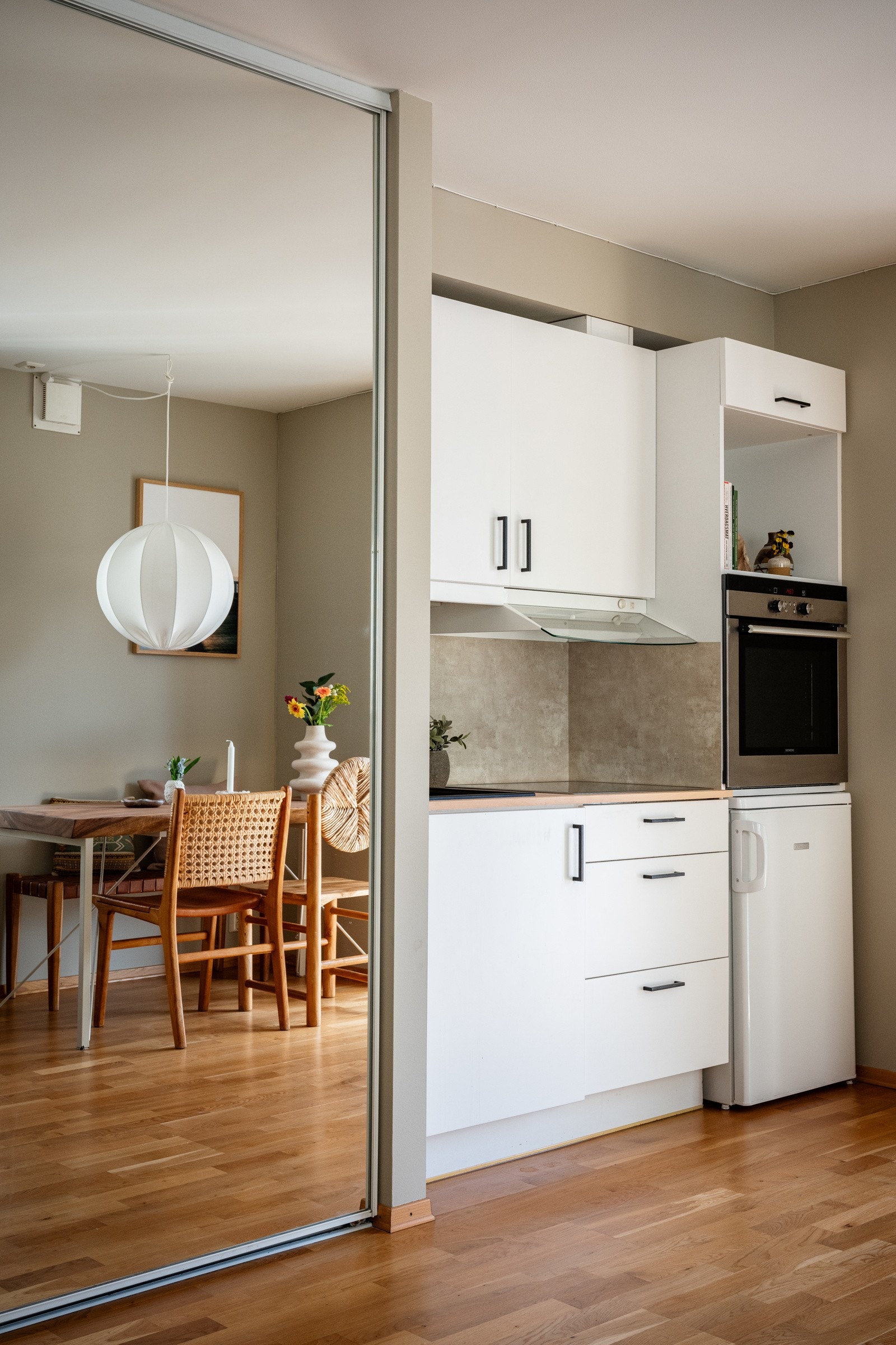 Det er overskapsbelysning og stikkontakt over kjøkkenbenk. Galleribilde