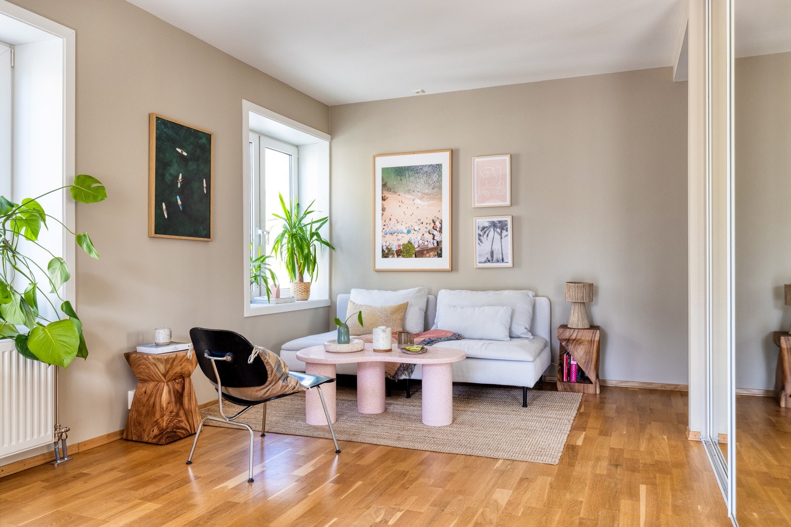 Boligen har vindusflater fra flere kanter slipper inn godt med naturlig lys. Galleribilde