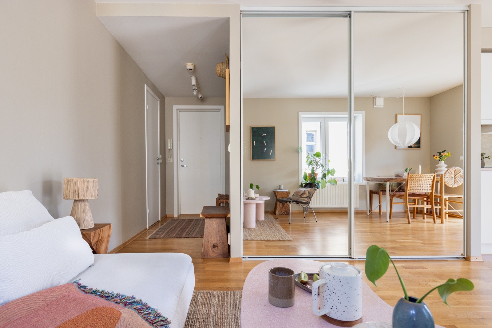 Det er en stor skyvedørsgarderobe med speil som gir god oppbevaringsplass. Galleribilde