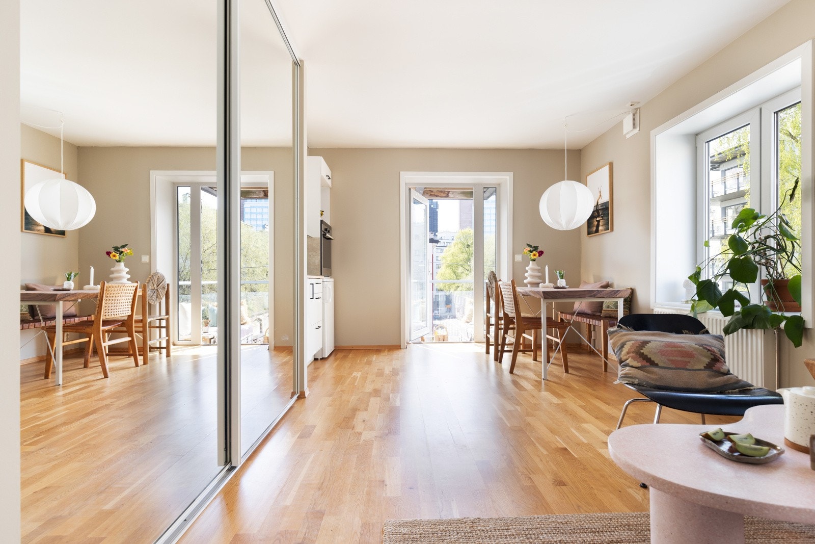 Fra stuerommet er det utgang til en herlig, solrik balkong. Galleribilde