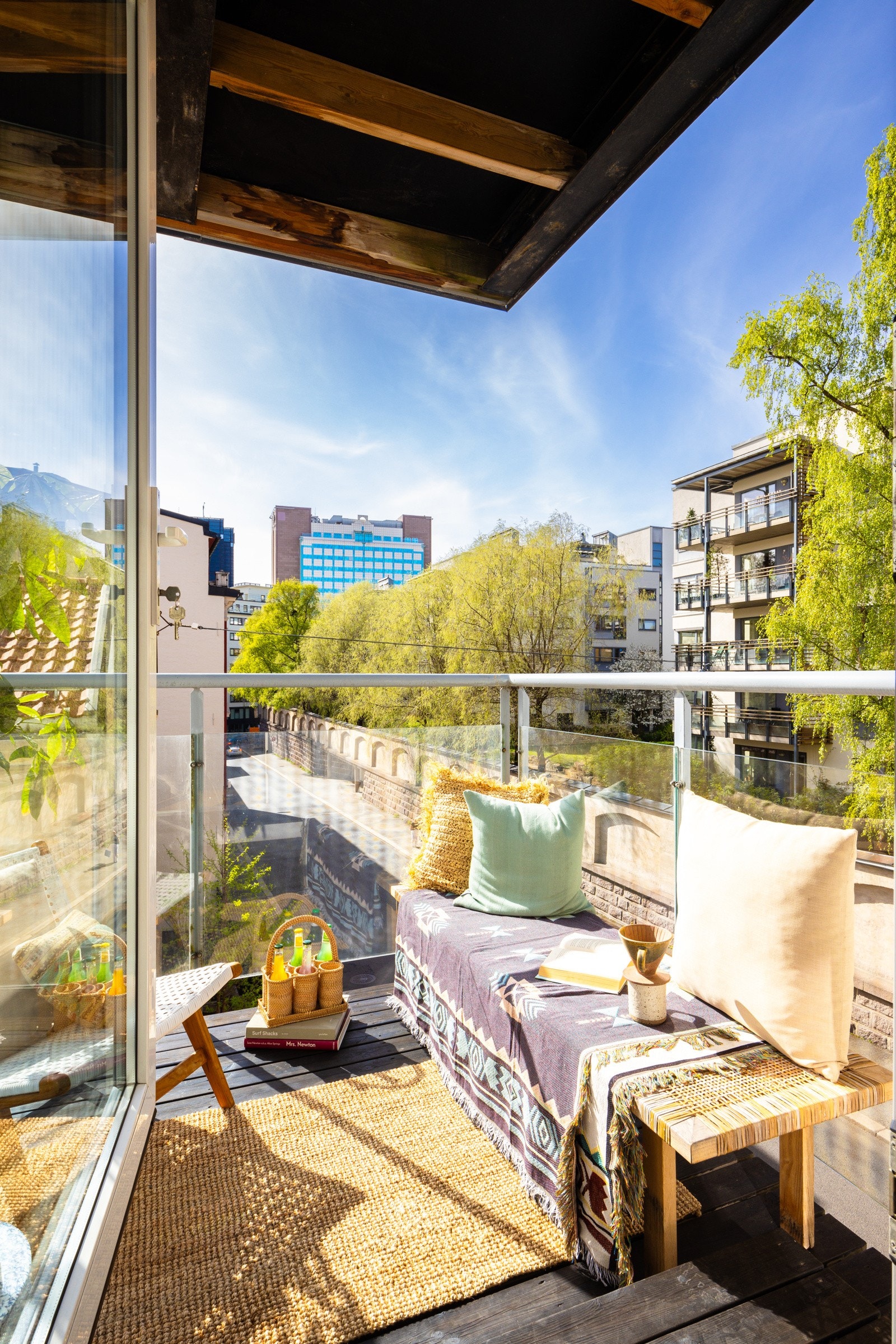 Balkongen er vestvendt med sol fra tidlig morgen til rudt kl 18/19, i følge opplysninger fra selger. Galleribilde