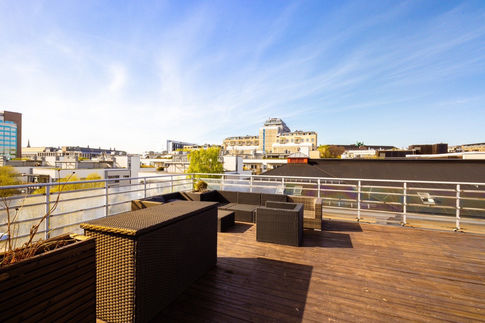 Innredet med sofagruppe, langbord, grill og solsenger. Galleribilde