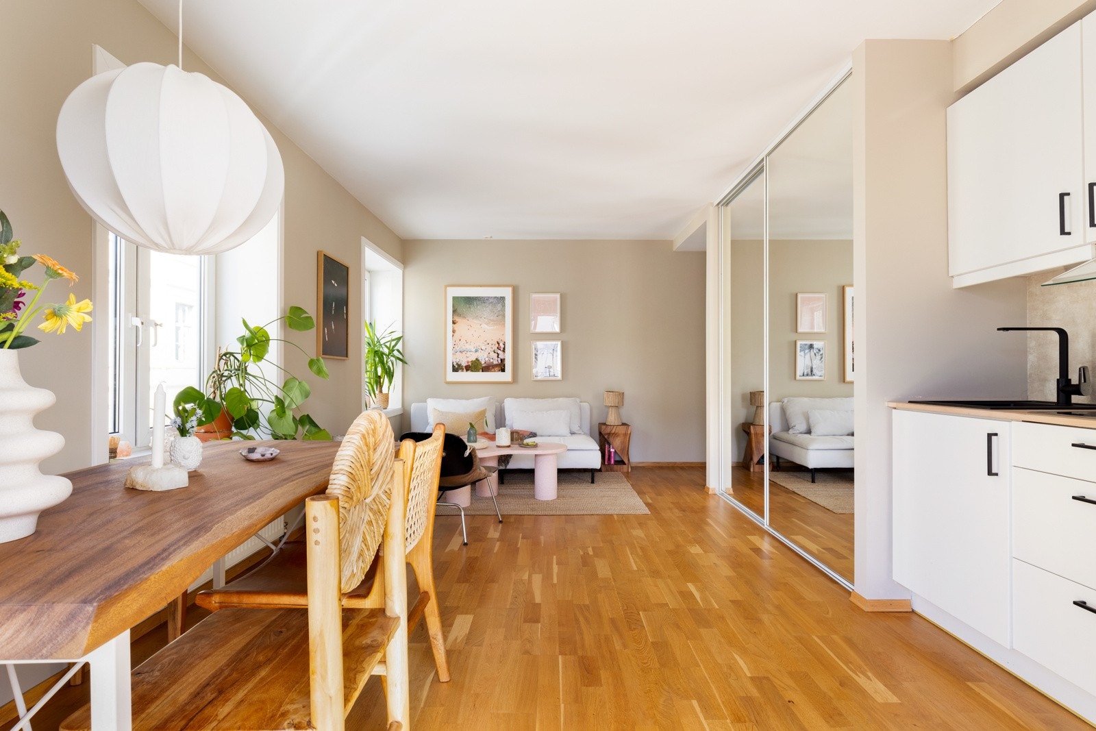 Kjøkkenet ligger i åpen løsning med stuen. Galleribilde