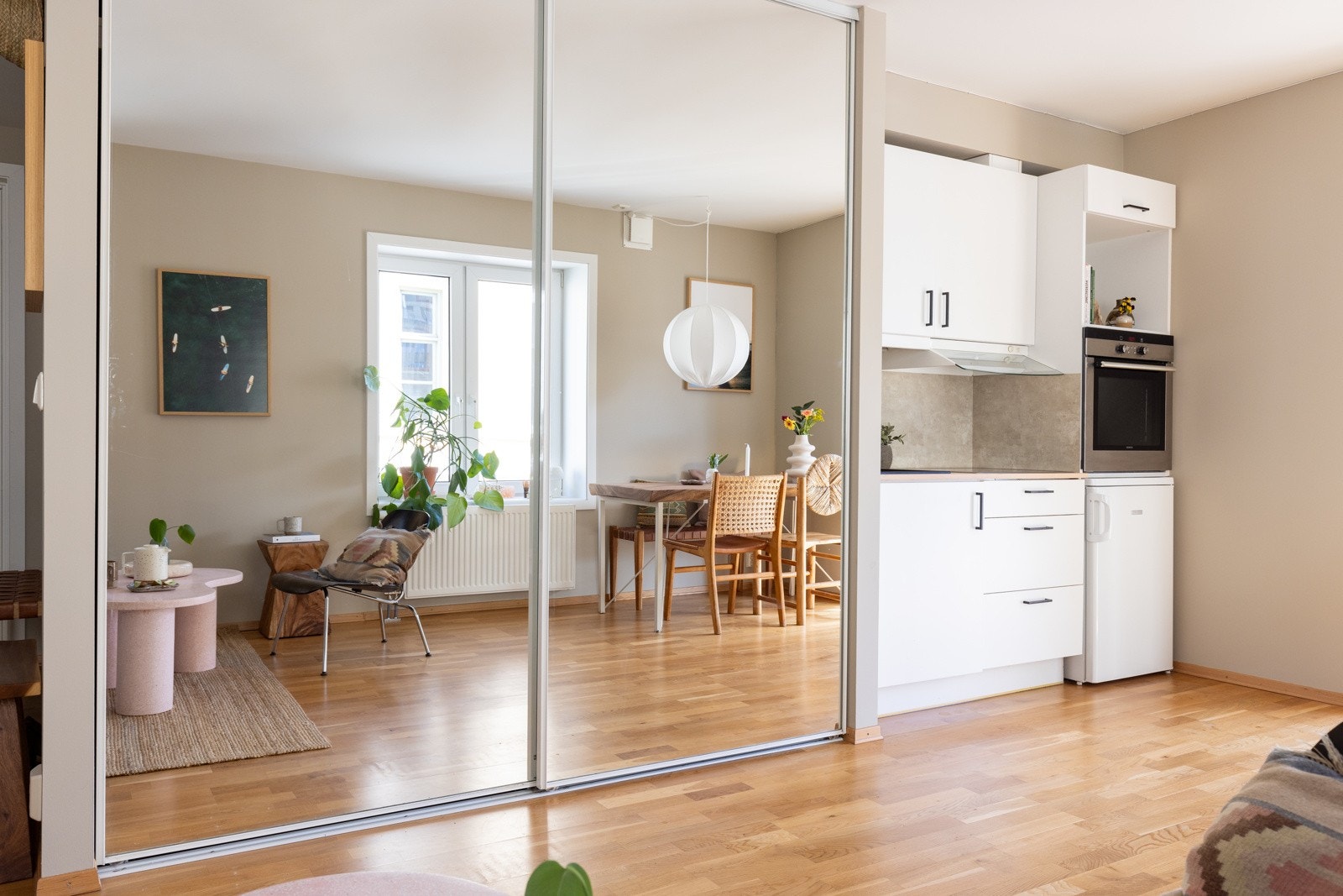 Videre er kjøkkenet utstyrt med integrert komfyr og platetopp, samt frittstående kjøleskap. Galleribilde