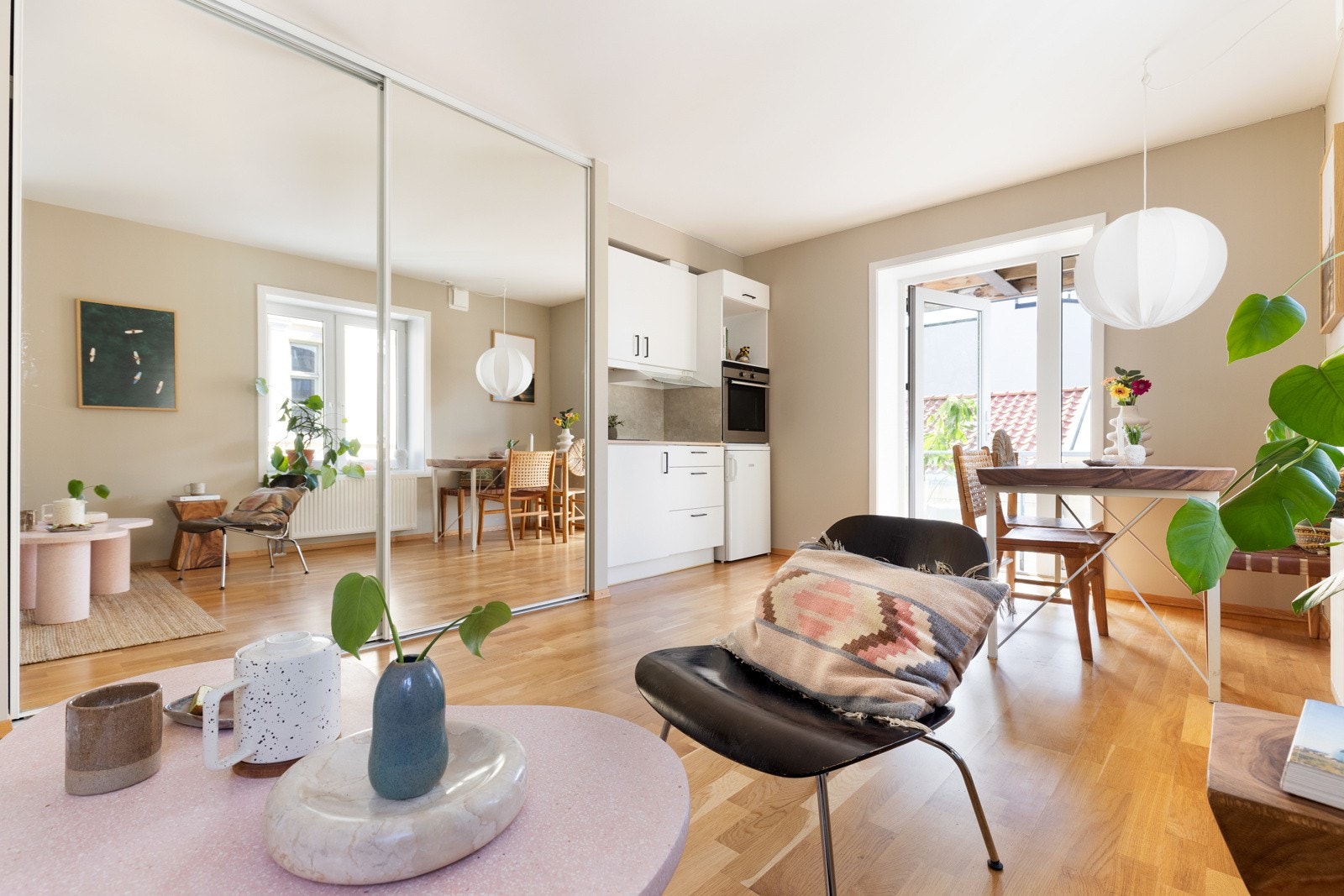 Den gjennomgående planløsningen skaper en luftig og hyggelig atmosfære. Galleribilde