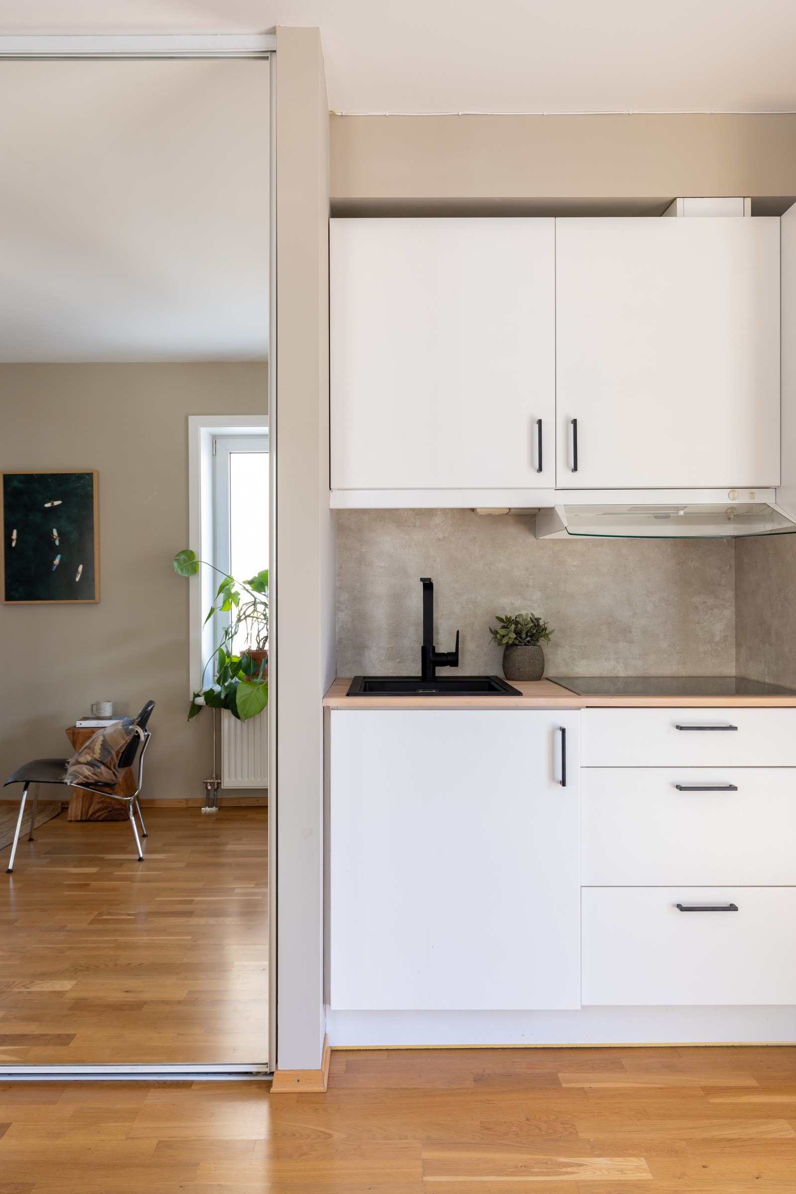 Kjøkkeninnredning med lyse, glatte fronter og ny heltre benkeplate. Galleribilde