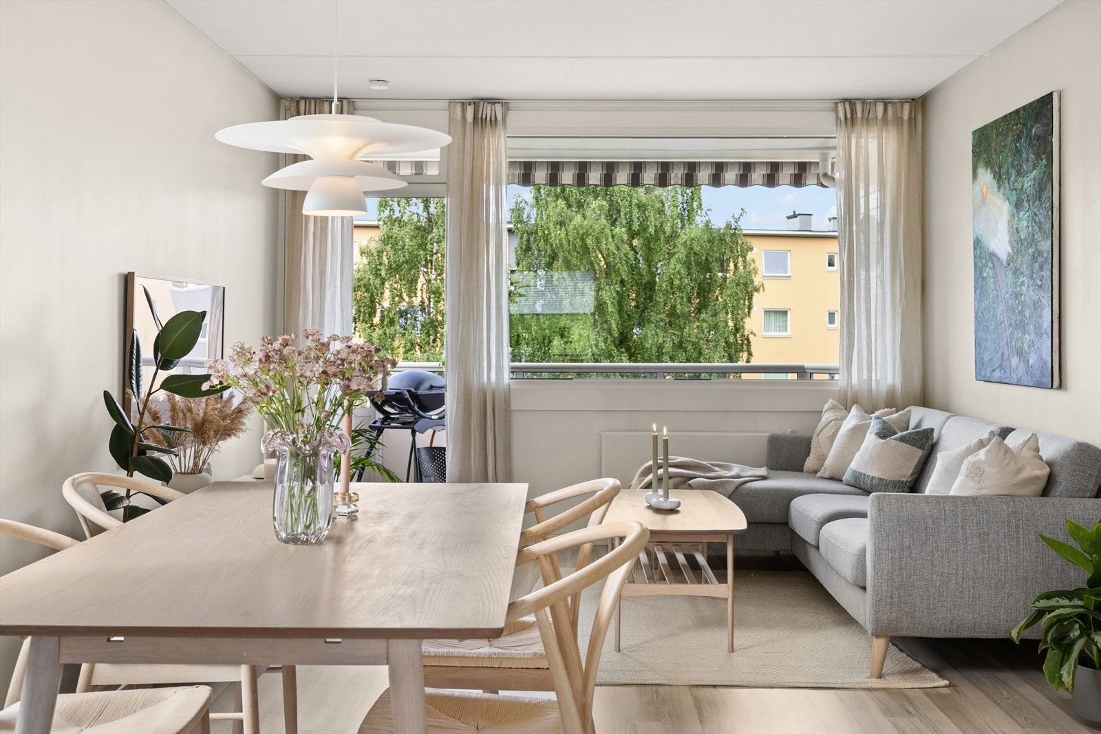 Leiligheten holder en gjennomgående høy standard med delikate farge- og materialvalg Galleribilde