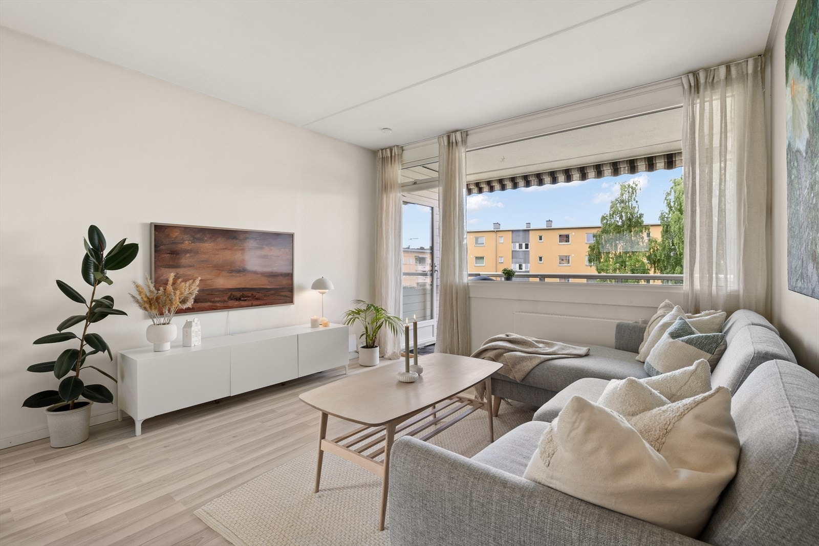 En stor og luftig 2-roms endeleilighet med lite innsyn Galleribilde