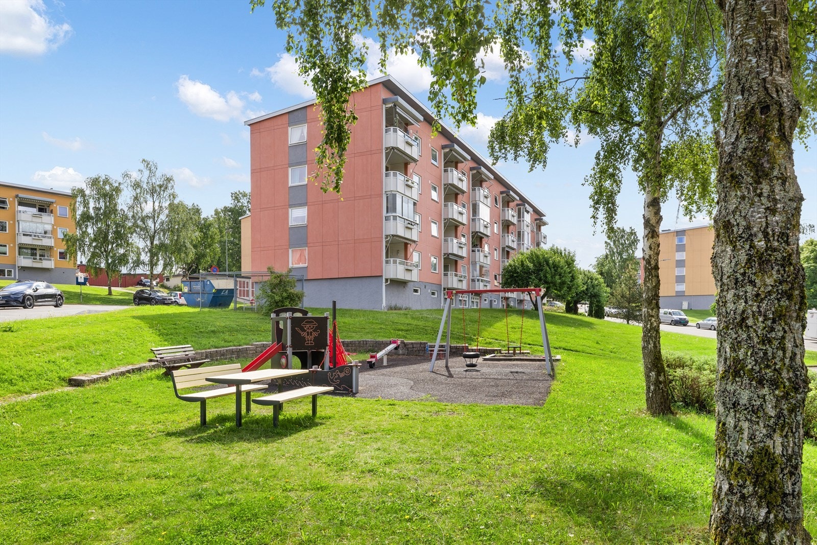 Nærområdet har flotte utearealer bestående av flere lekeplasser Galleribilde