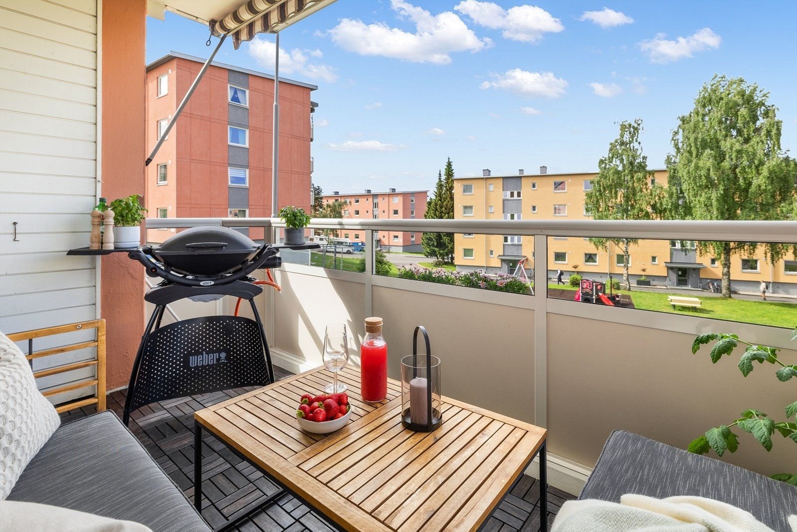 Balkongen er på ca. 7 m² med plass til romslig sittegruppe og grill Galleribilde