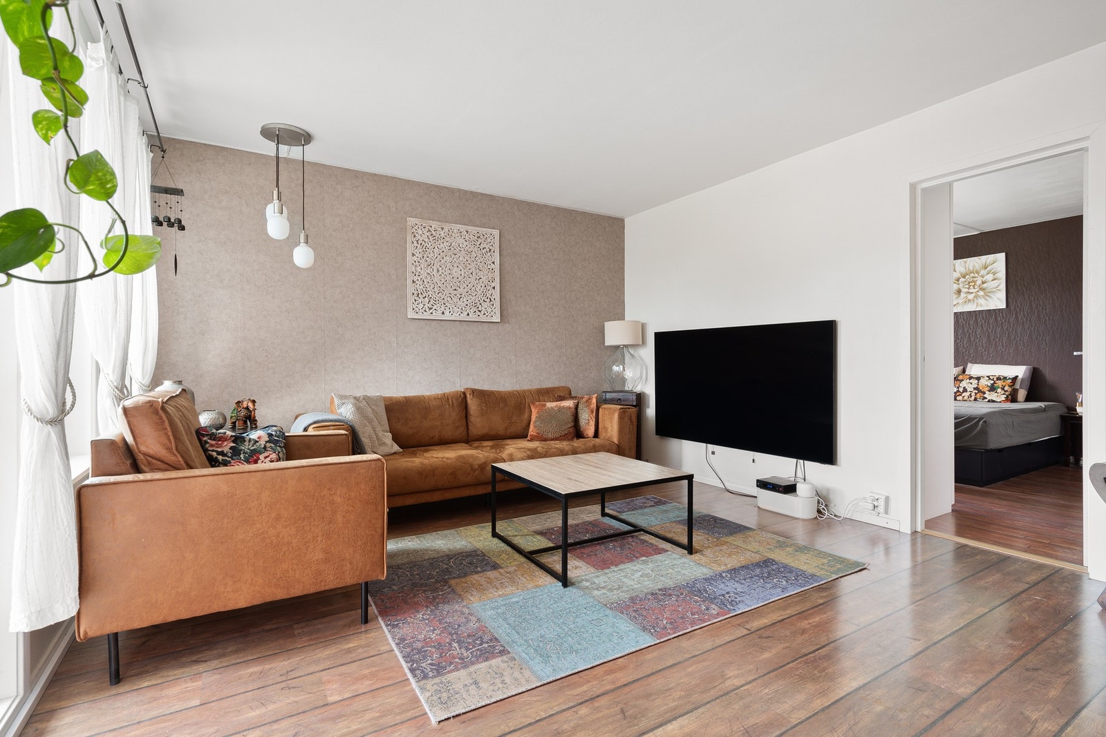 Leiligheten har en god planløsning med romslige oppholdsrom, noe som gjør den ideell for par eller familier med behov for mye plass. Galleribilde