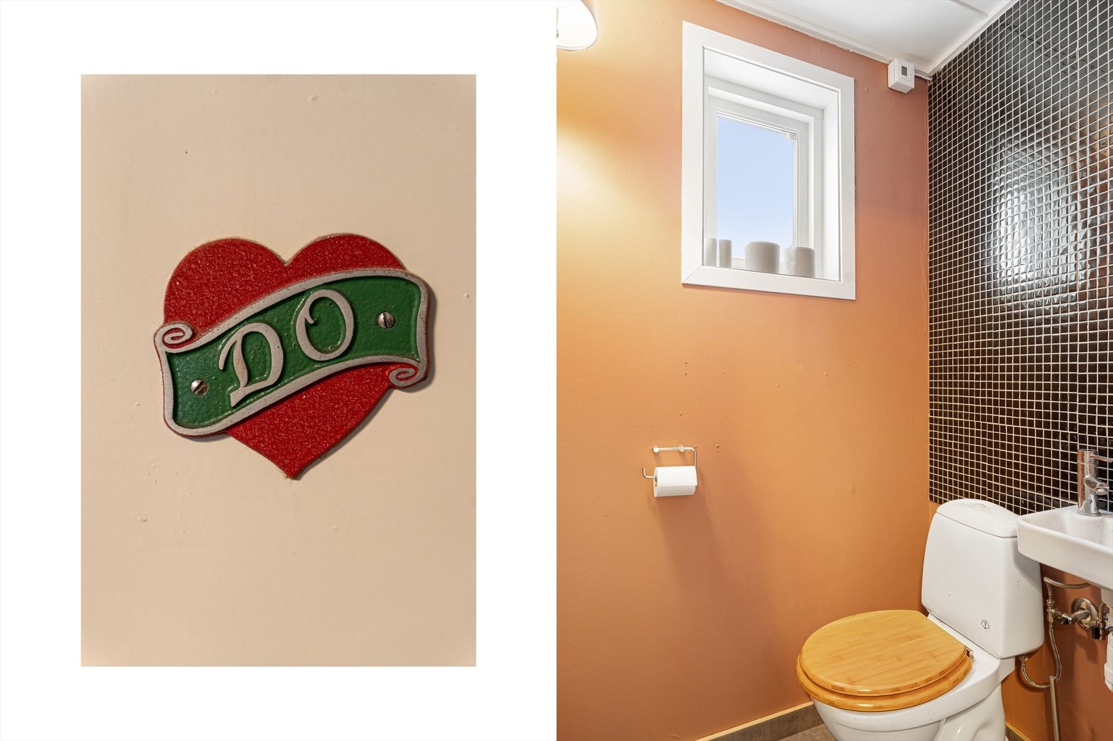 Toalettrom som inneholder toalett og vask. Galleribilde