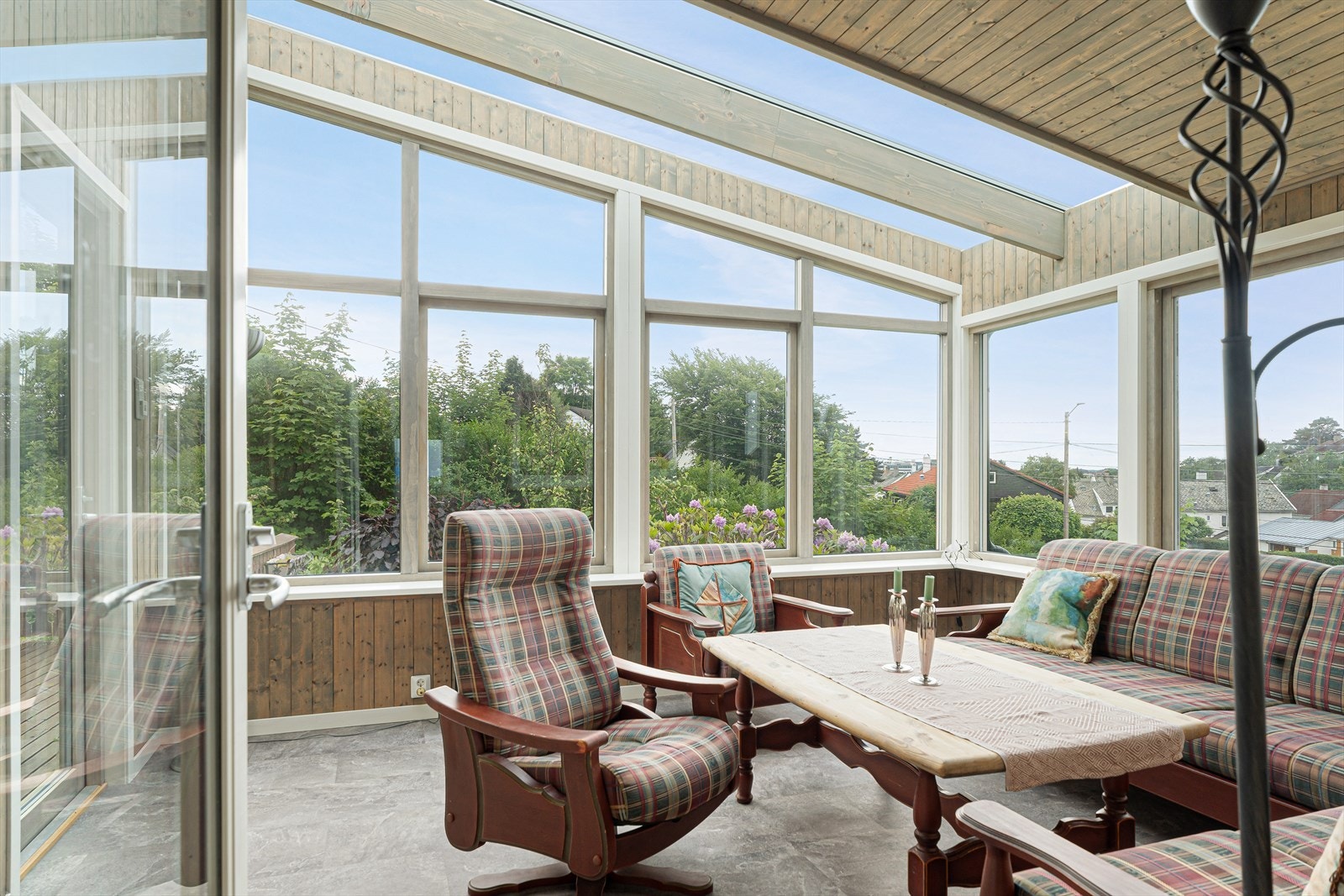 Store vindusflater på vegg og tak. Her kan man nyte både utsikt og flotte solnedganger. Galleribilde