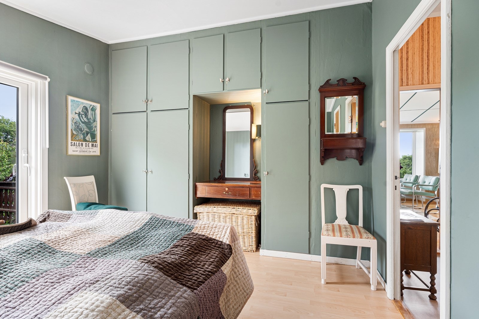 Godt med oppbevaringsplass i innebygget garderobe. Galleribilde