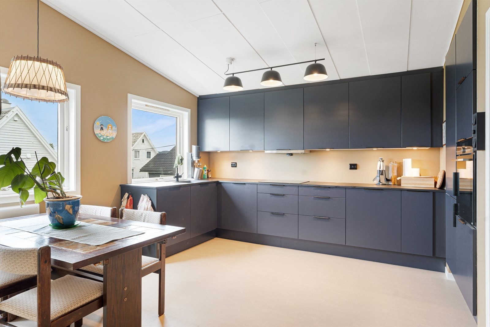 Lekkert, nyere HTH kjøkken med integrerte hvitevarer. Veggene er malt i moderne og behagelige farger som passer husets stil. Galleribilde