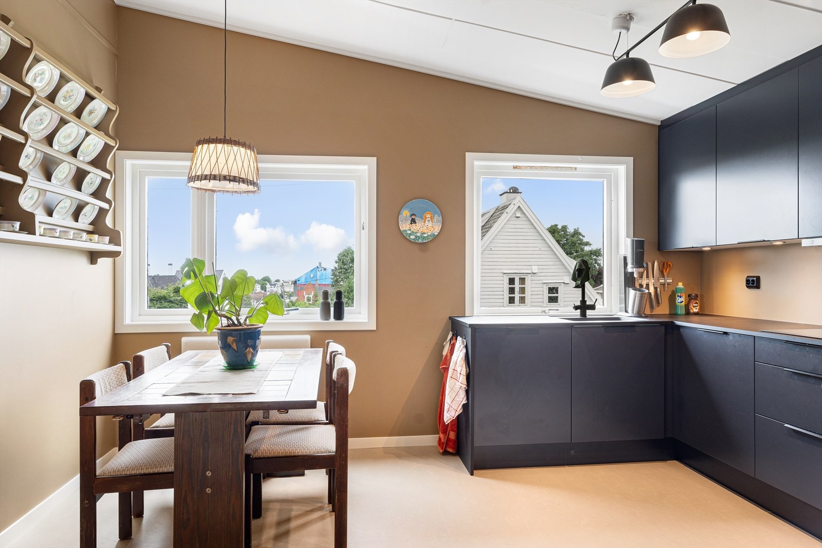 God plass til spisebord med tilhørende stoler. Galleribilde