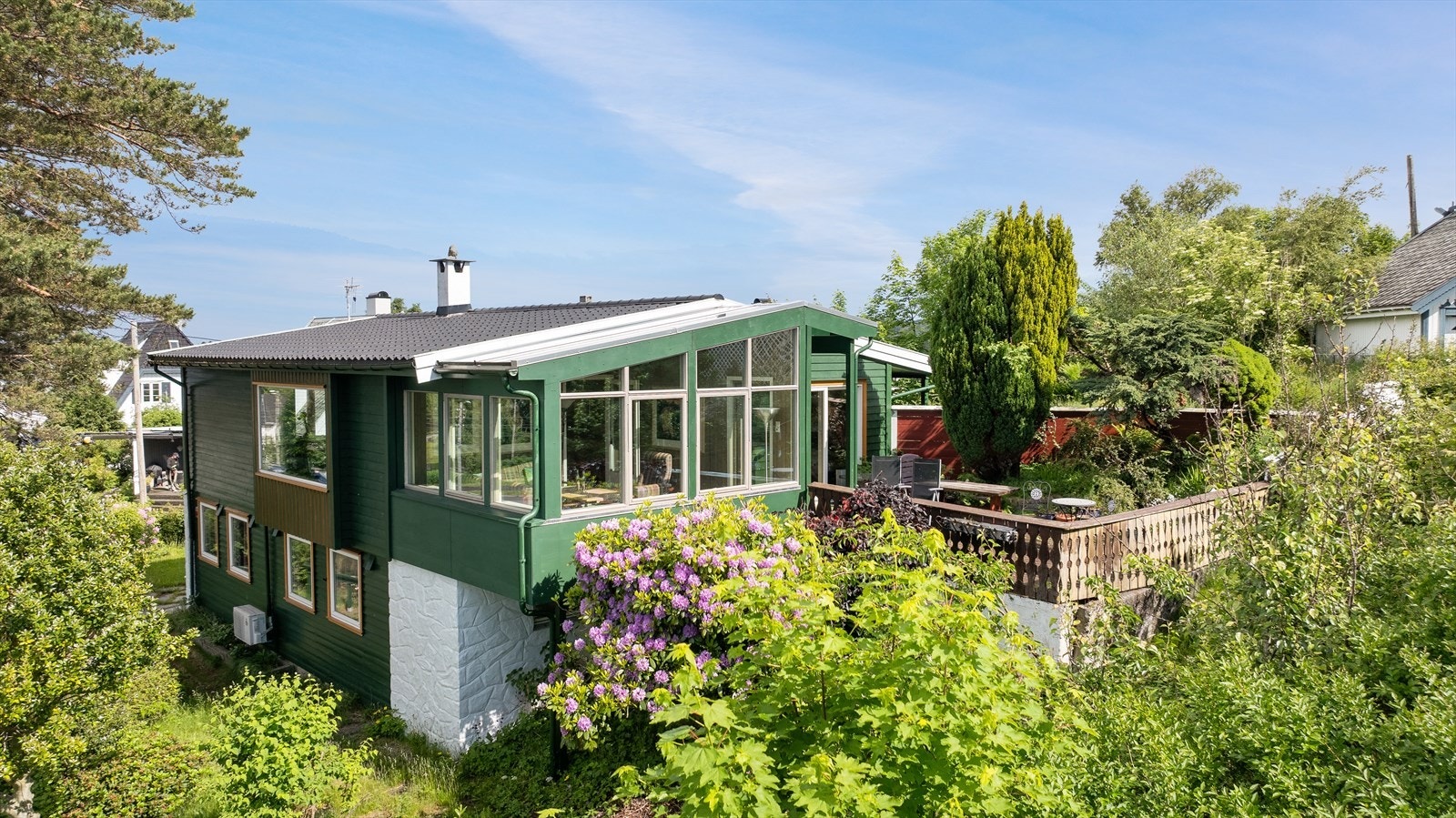 Eneboligen er tegnet av arkitekt David Sandved og bygget i 1955. Nyere hagestue som fungerer som en forlengelse av stuen. Galleribilde