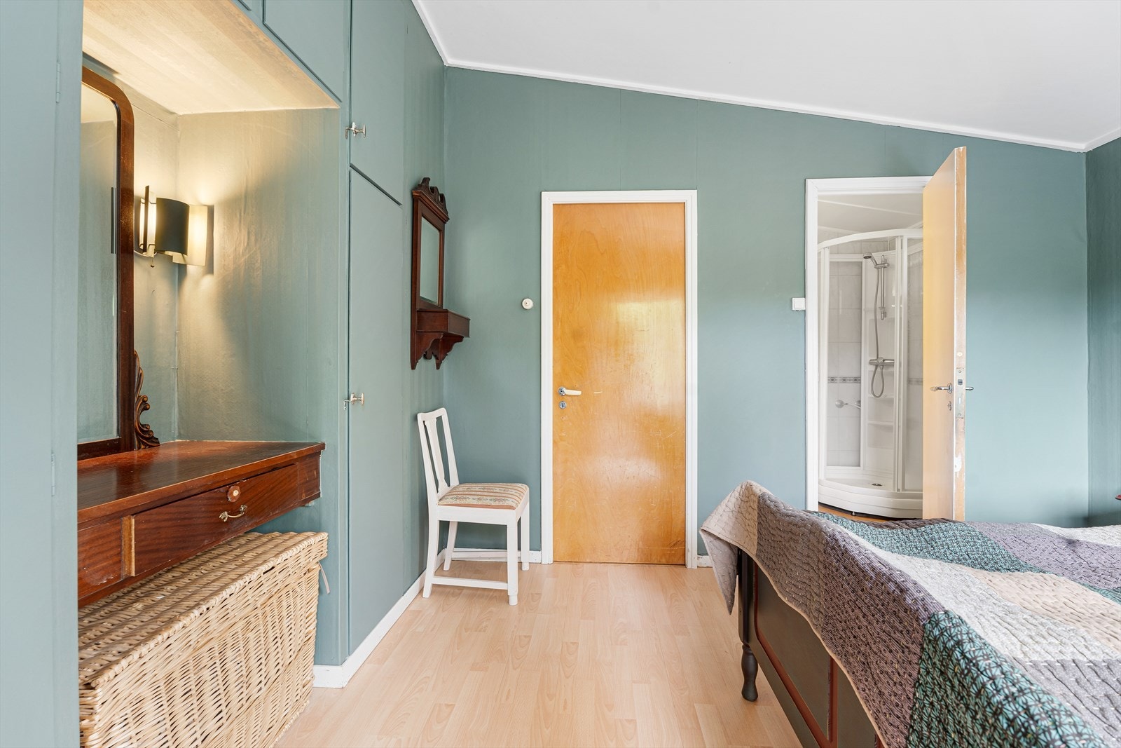 Fra soverommet er det inngang til baderom. Galleribilde