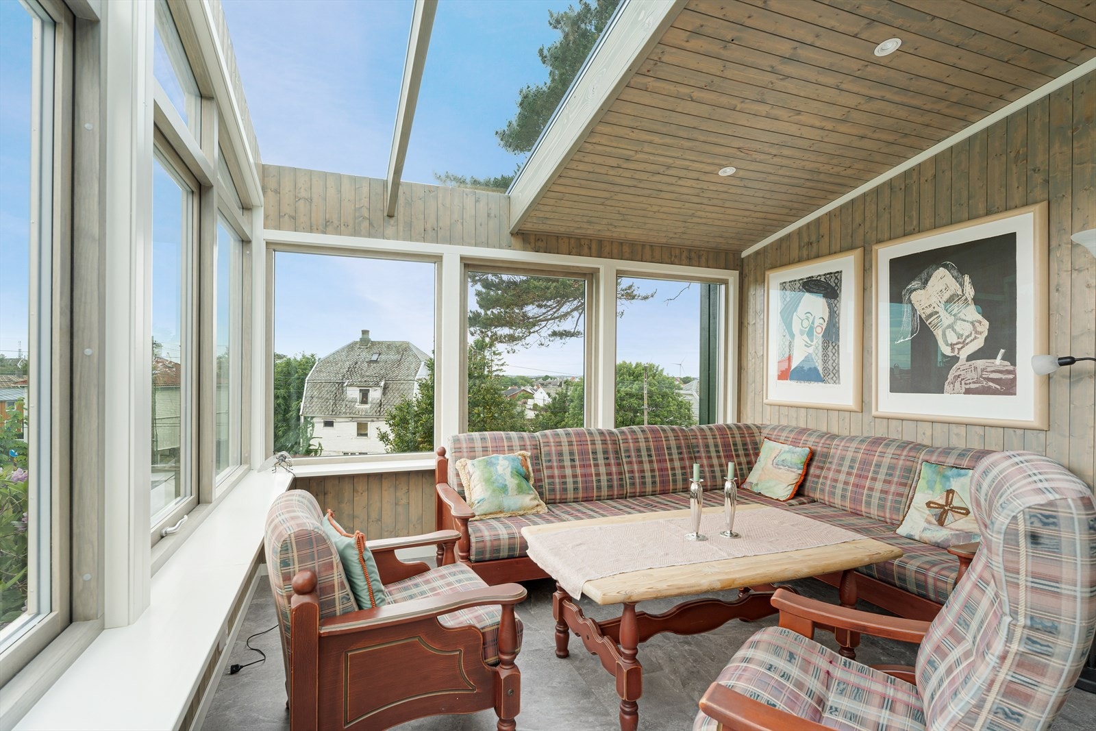 Herlig sommerstue av nyere dato som fungerer som en forlengelse av stuen. Denne kan benyttes året rundt. Galleribilde