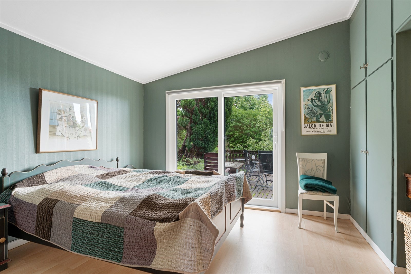 Hovedsoverom ligger i boligens hovedetasje og er av god størrelse. Det er utgang til terrassen og hagen. Galleribilde