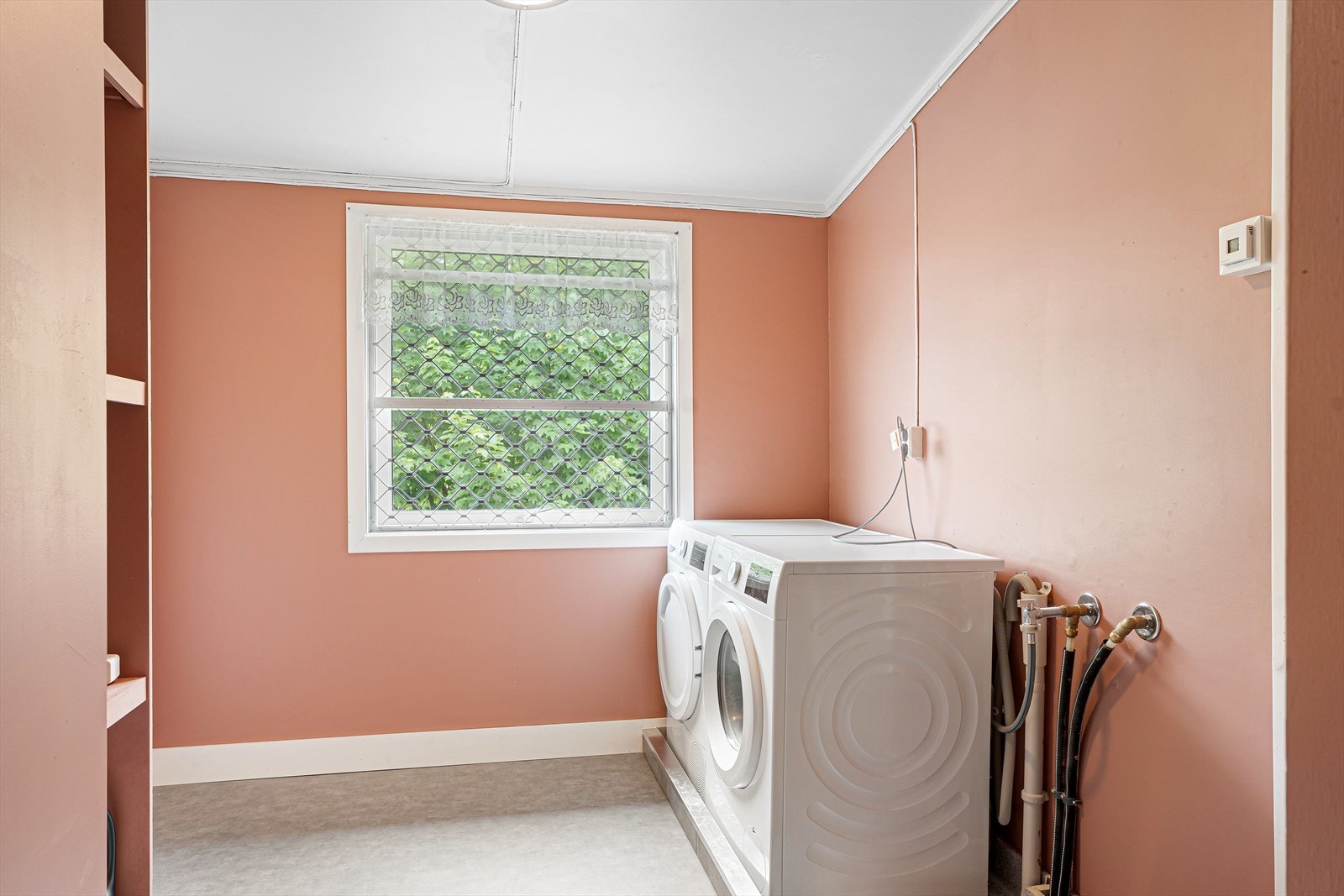 Oppusset vaskerom med plass til både vaskemaskin og tørketrommel. God plass til hyller, skap mm. Galleribilde