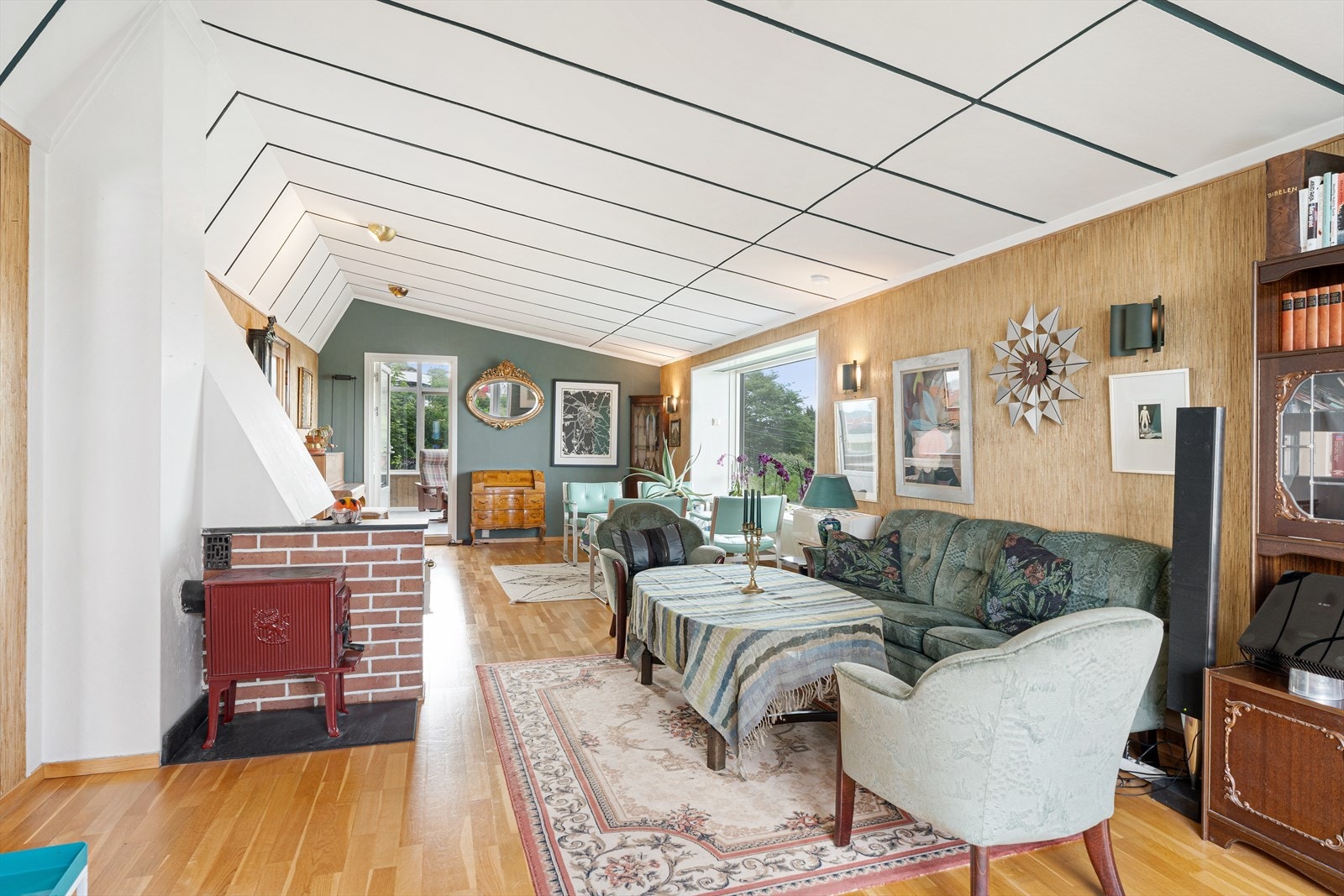 I stuen er det god takhøyde som gir en luftig og god romfølelse. Galleribilde