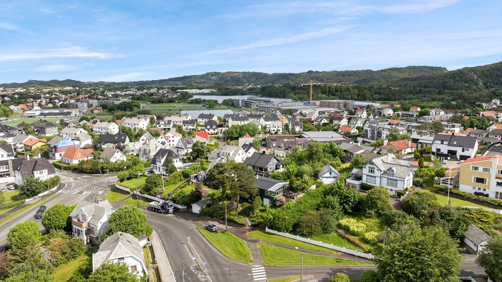 Haugesund har investert mye i idrett og fritid de siste årene. Dette gjenspeiler seg i de mange anleggene i Haugesund idrettspark. Her har man blant annet kunstgressbaner, svømmehall, klatrehall og friidrettsarena. Galleribilde