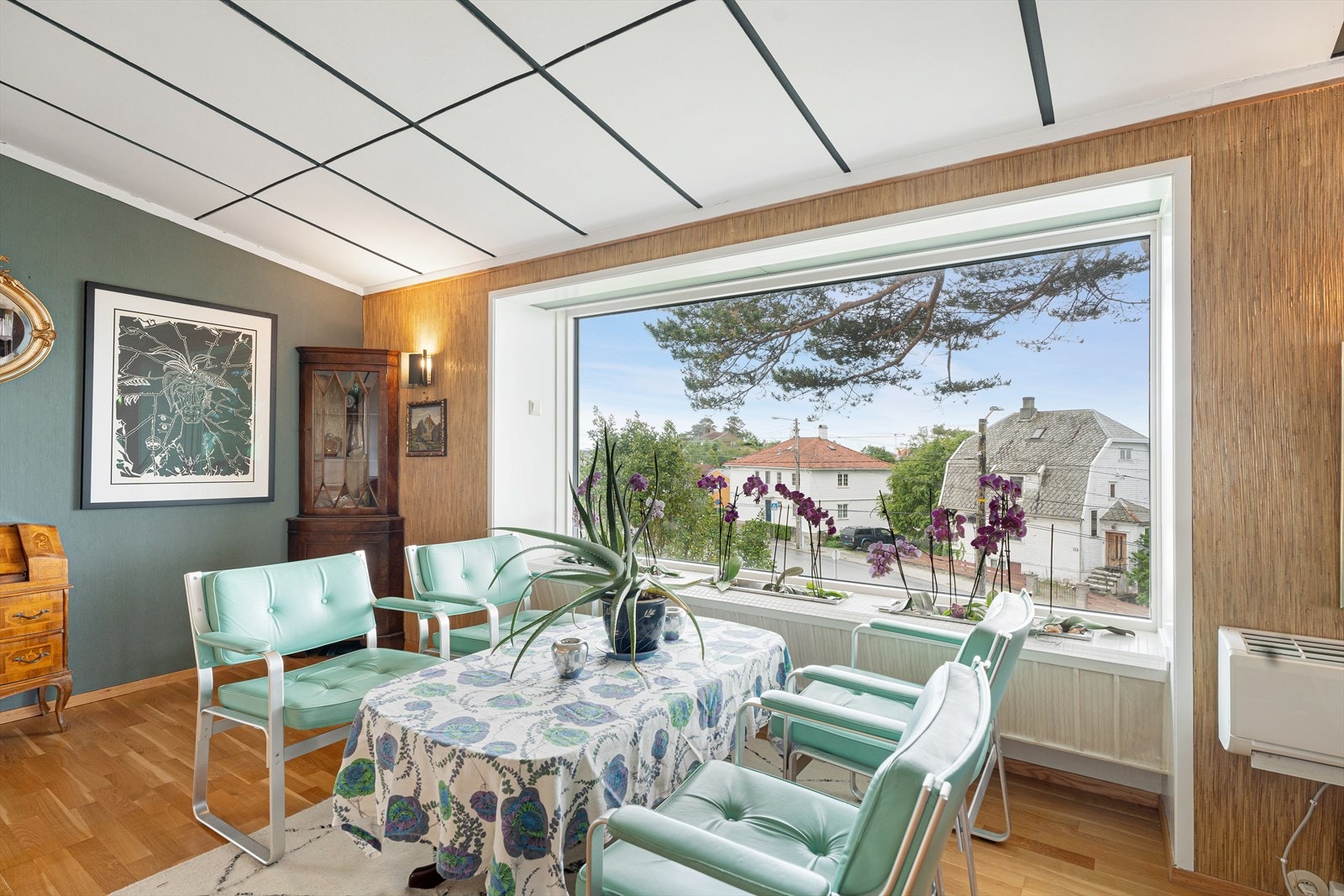 Her er det store vindusflater som slipper inn rikelig med naturlig dagslys. Galleribilde