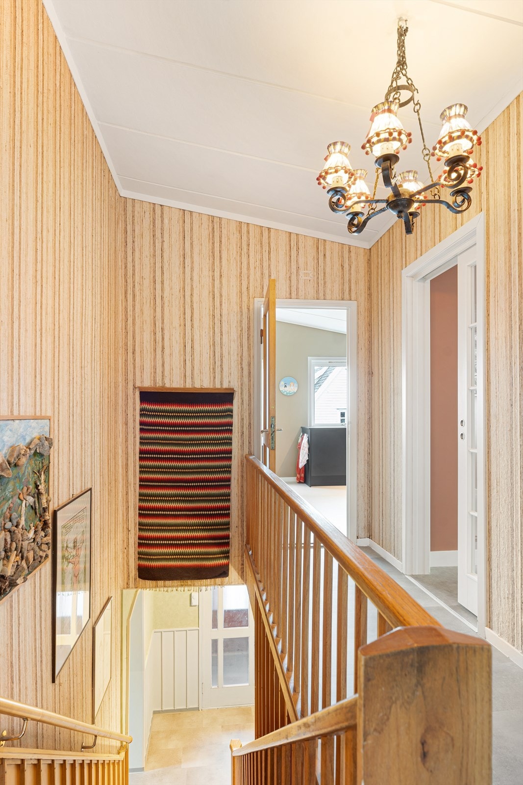 Gang og trapp ned til underetasjen. Galleribilde